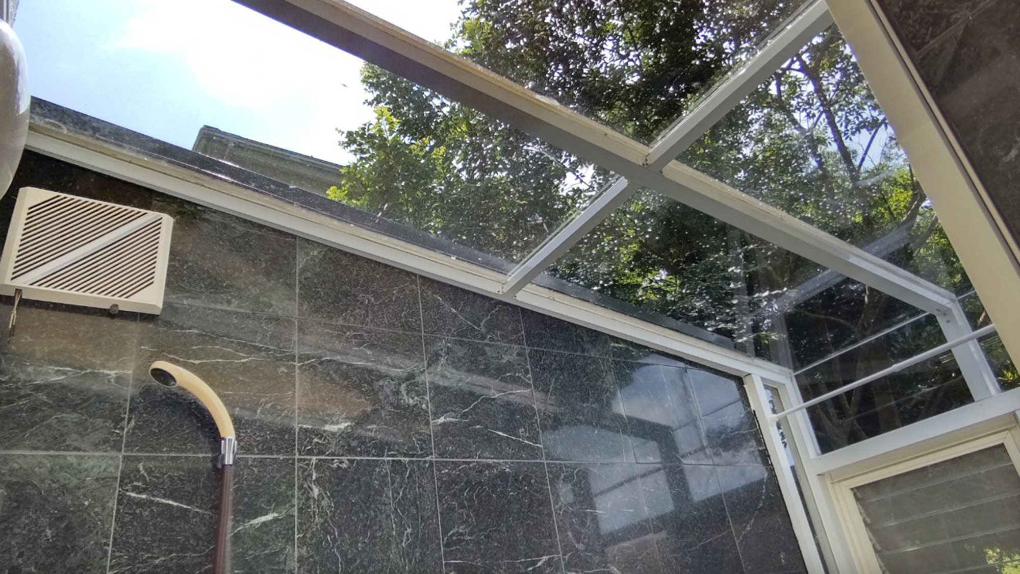 ・【お風呂】ガラス張りの天井からは星空も眺められます。至福のバスタイムをお楽しみください