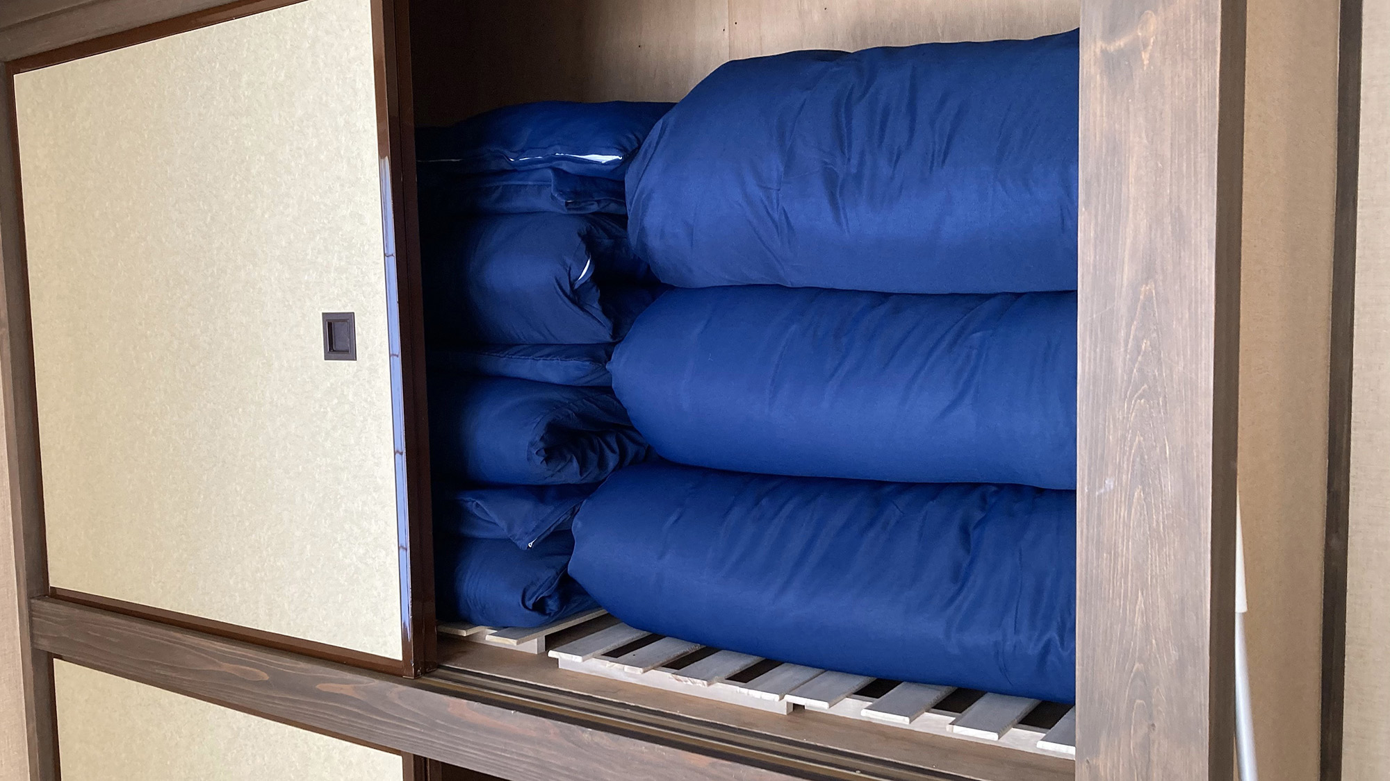 ・【和室】お布団を3組ご用意しています。小さい子との添い寝などご家族のご宿泊にもおすすめです