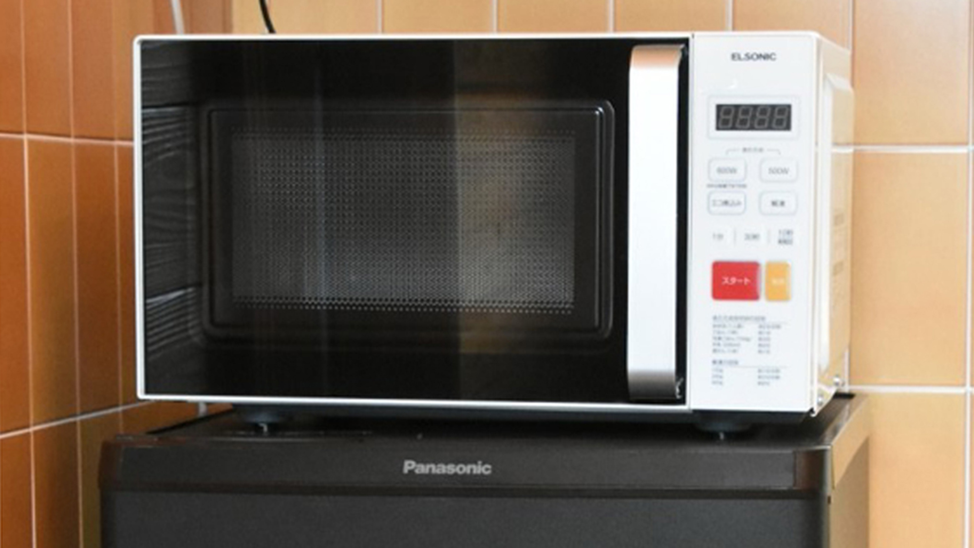 ・【キッチン】温めにも便利な電子レンジや冷蔵庫も完備しています