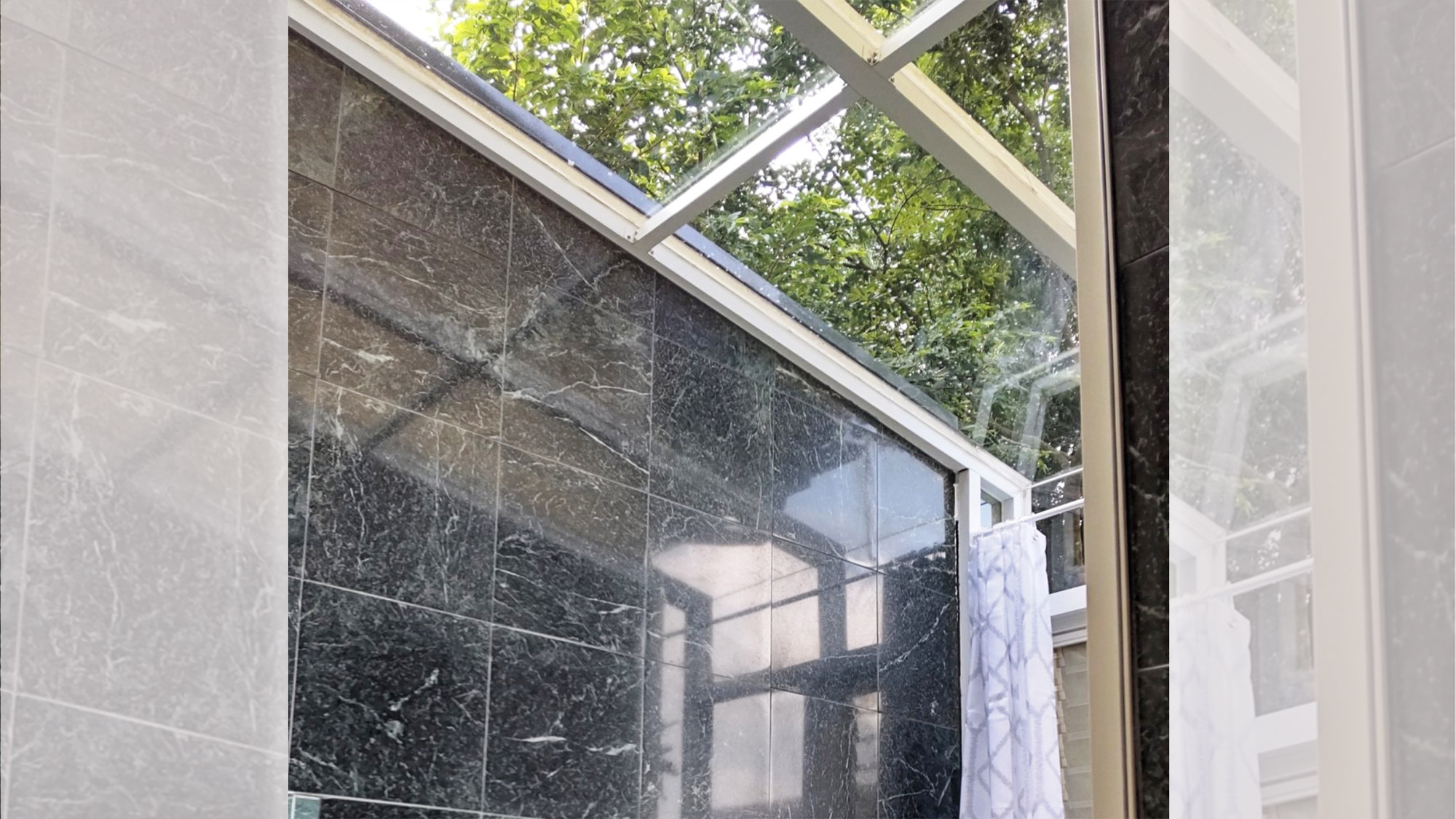 ・【お風呂】ガラス張りの天井からは光が差し込み、露天風呂のような感覚でお風呂をお楽しみいただけます