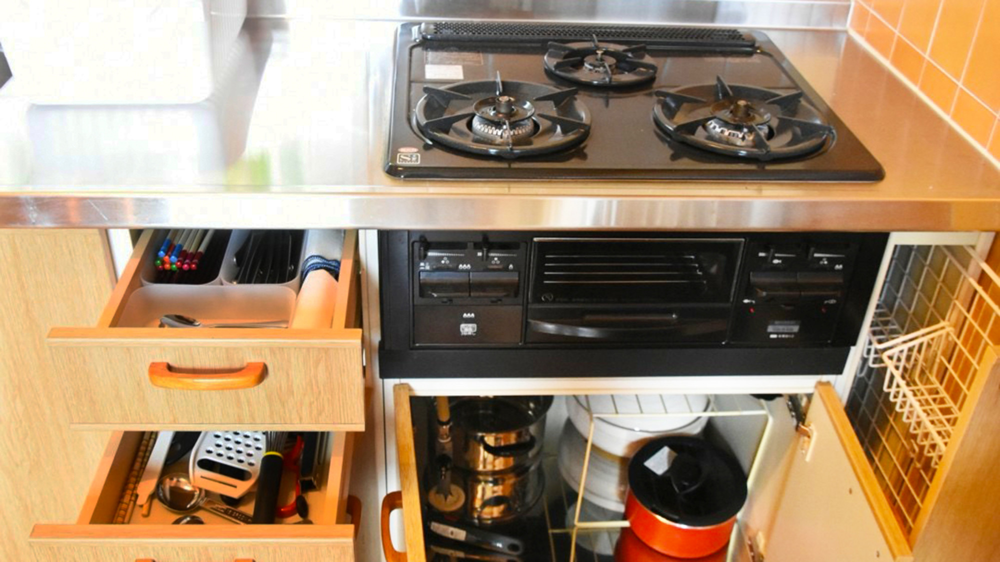 ・【キッチン】お料理がしやすい3口グリル付のガスコンロを完備しています