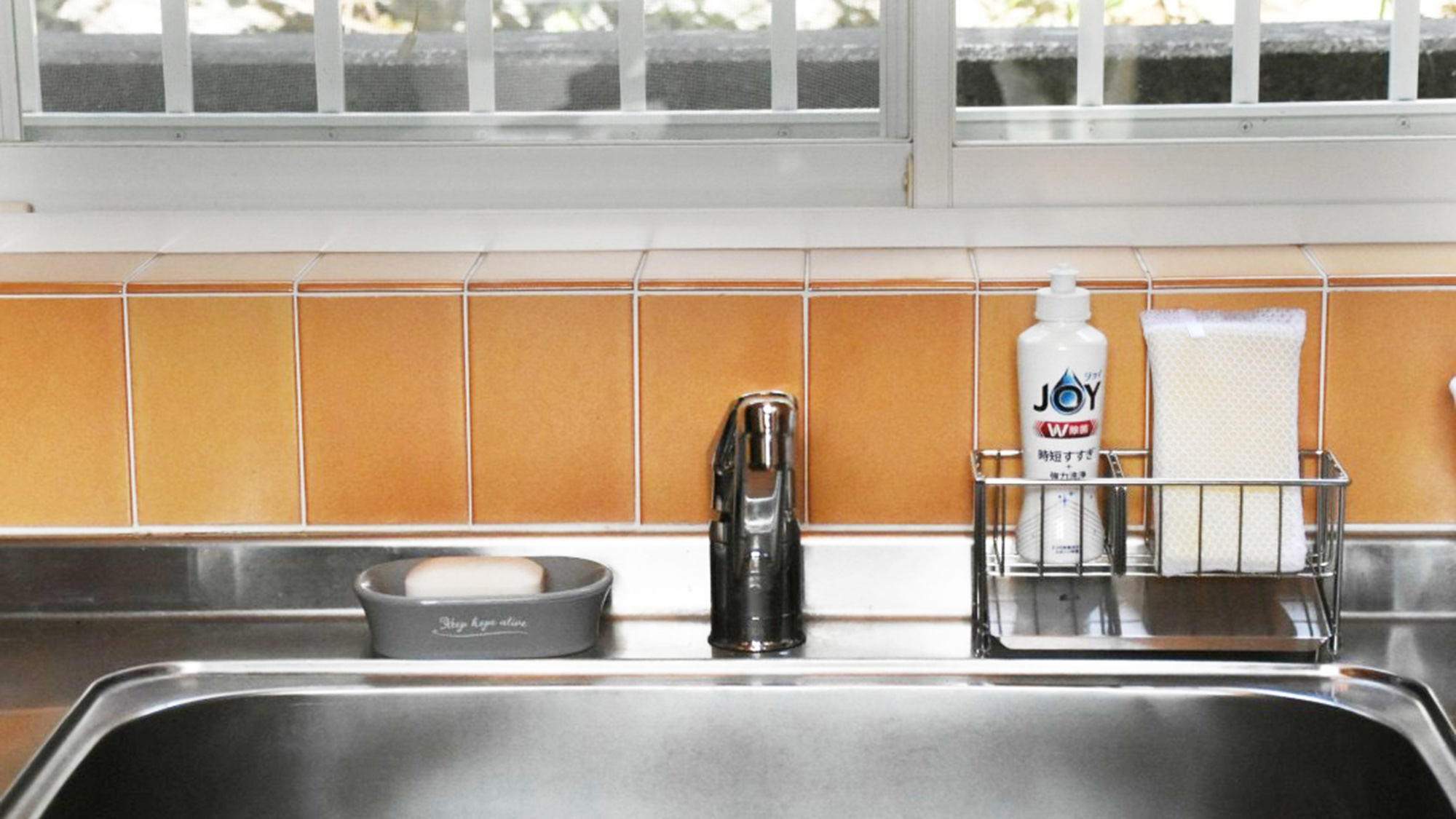 ・【キッチン】流し台の前に窓が設置されている明るいキッチン。洗剤やスポンジなども設置しています