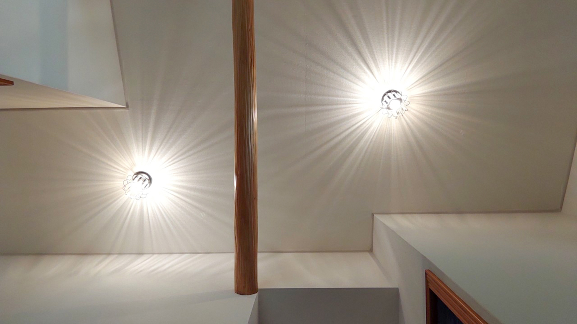 ・【玄関】こぼれ落ちる陰影が美しい玄関ライト。天井が高く開放的です