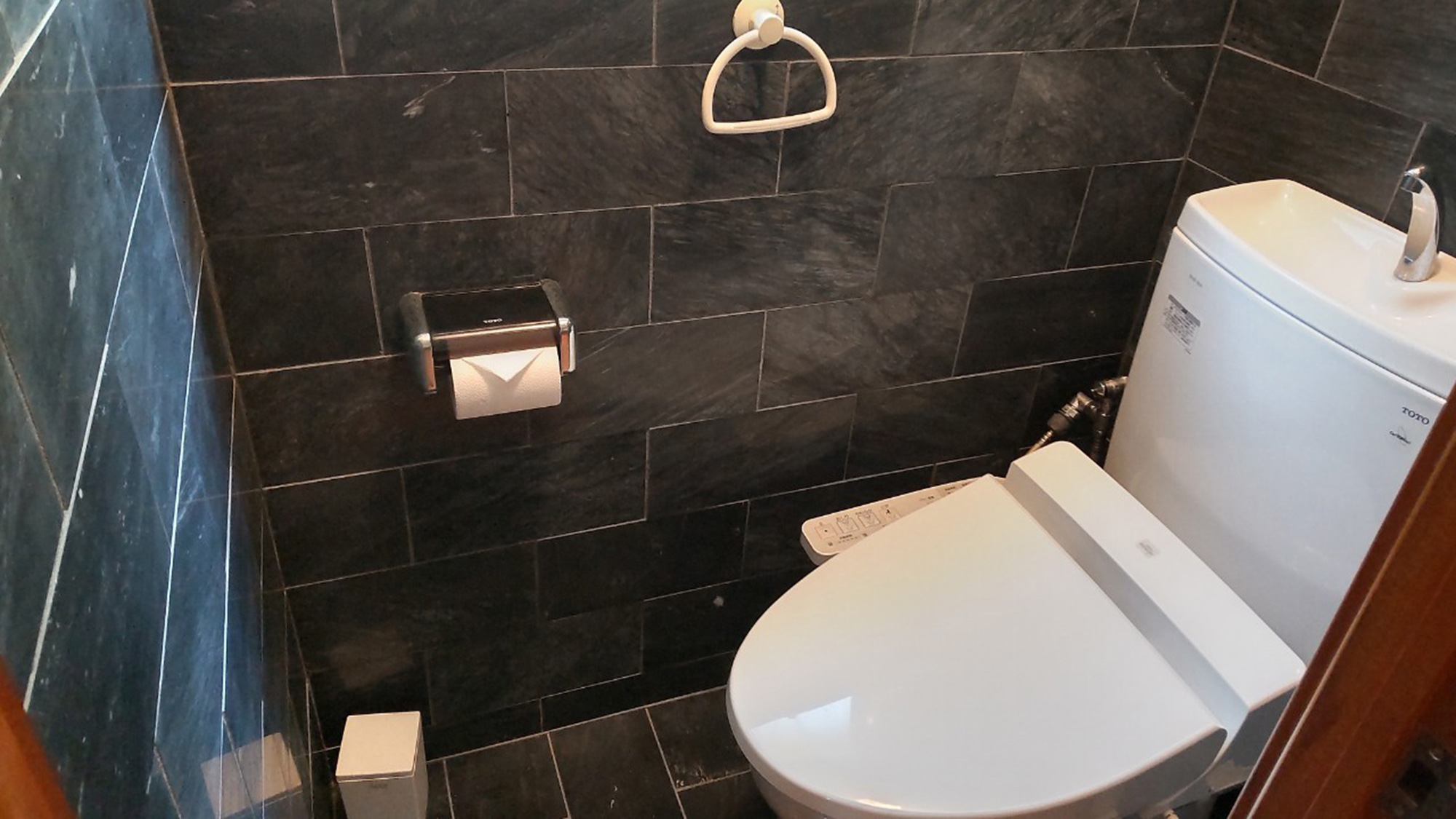 ・【トイレ】温水洗浄便座を設置しています