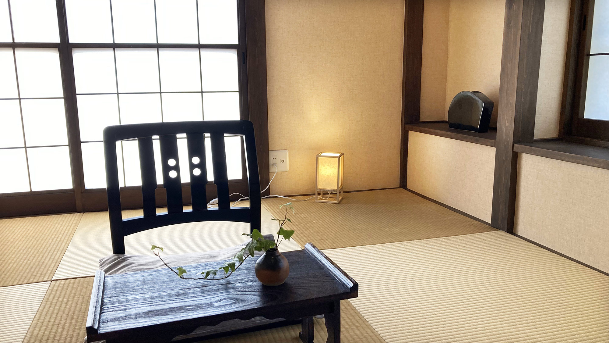 ・【和室】座椅子に座って温かいお茶を一杯。手足を伸ばしてお寛ぎください