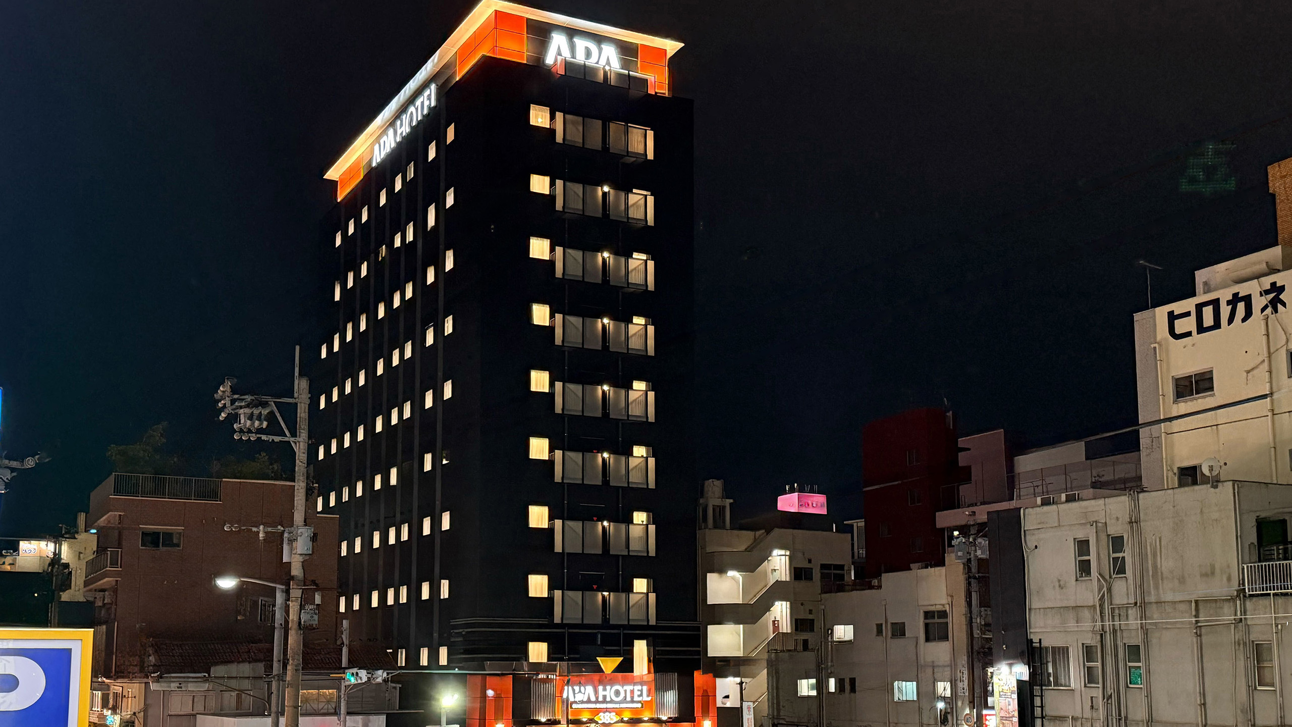 ホテル外観（夜）