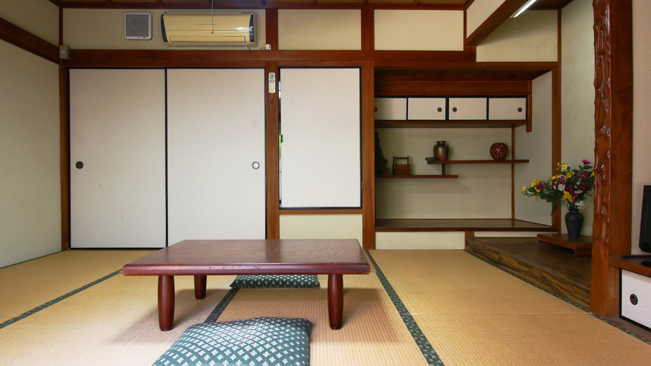 庭の光差し込む風情＜1階−和室二部屋＞