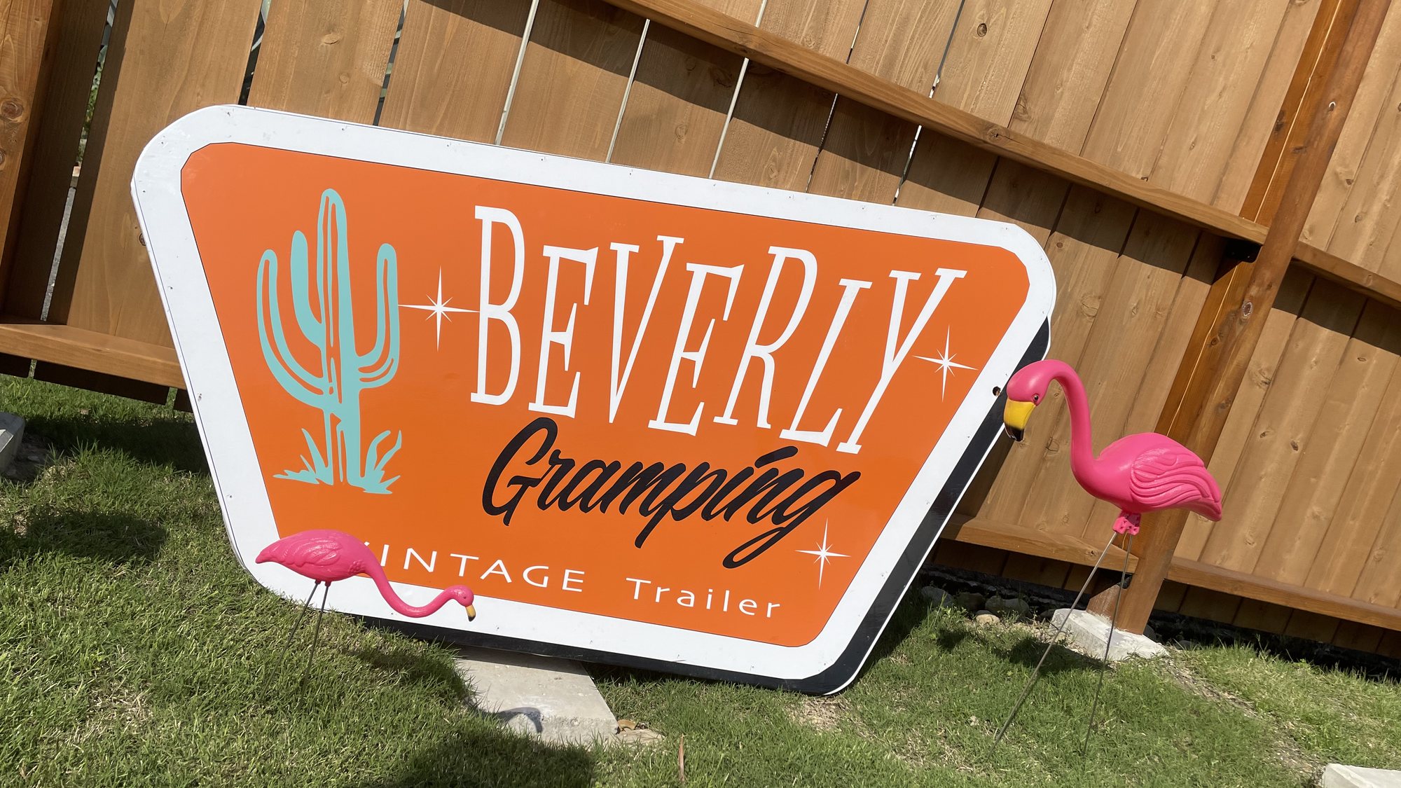 ・【BEVERLY Glamping看板】ビンテージな雰囲気のおしゃれな看板です