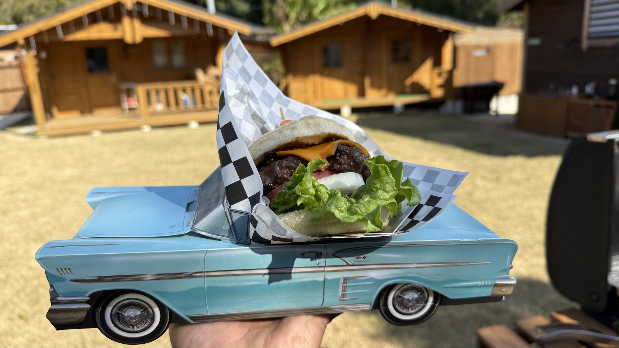 ・【食事一例】レトロなビンテージカーが雰囲気にぴったりです