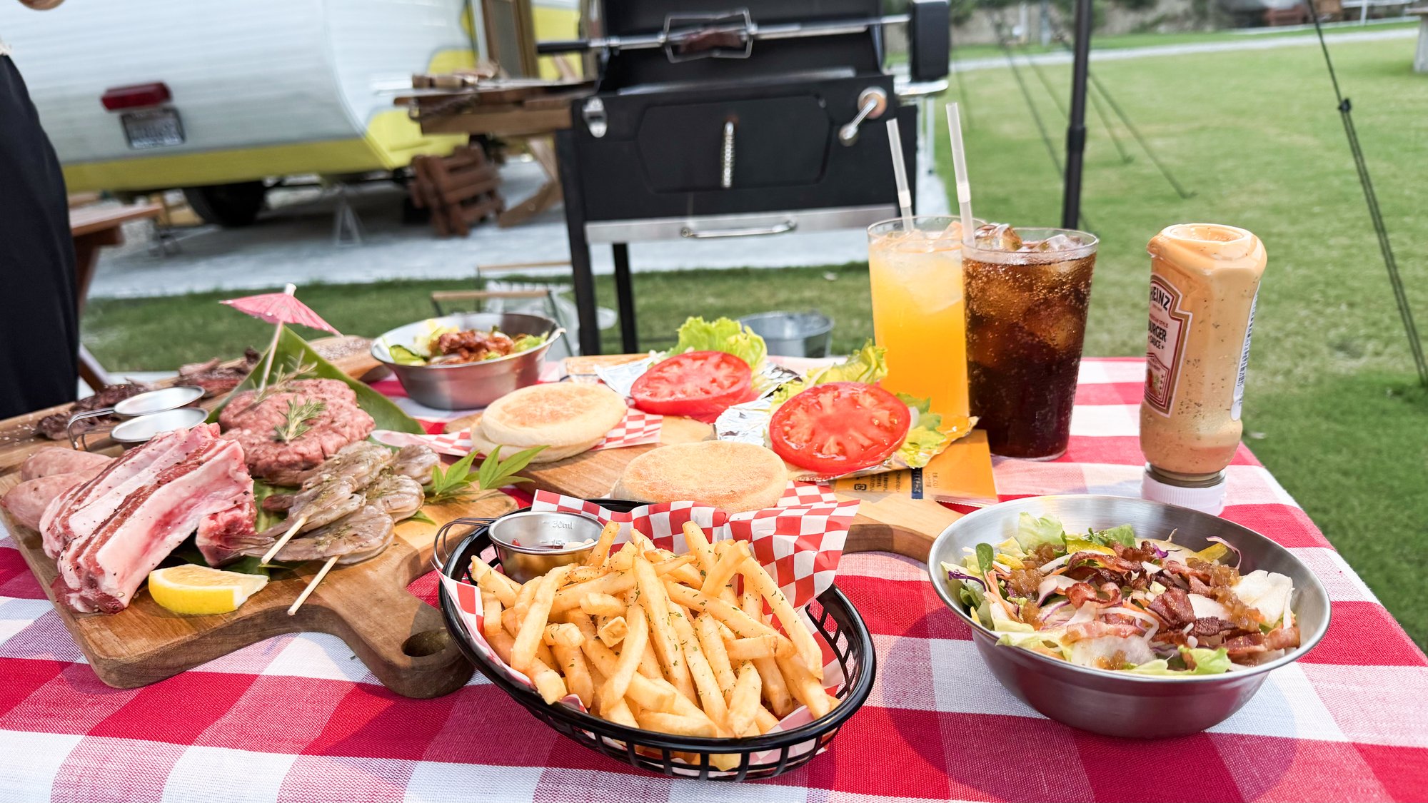 ・【BBQ】お肉、調味料、塩焼きエビ、サラダ、生野菜などなど！ボリューム満点のBBQです！