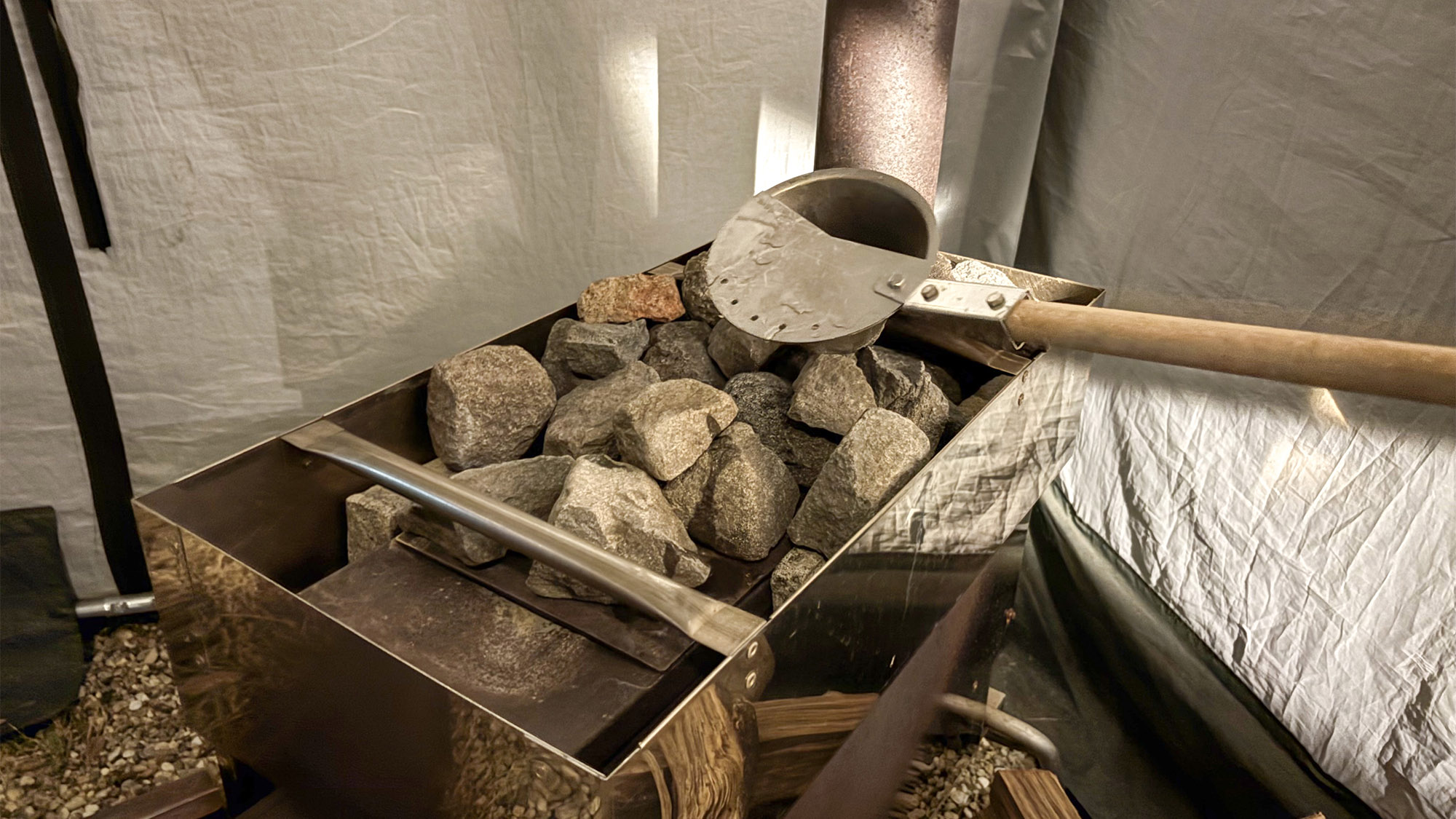 ・【サウナ／ロウリュ／室内】ロウリュの蒸気で肌も心も潤う　究極の「ととのう」を体験しませんか？