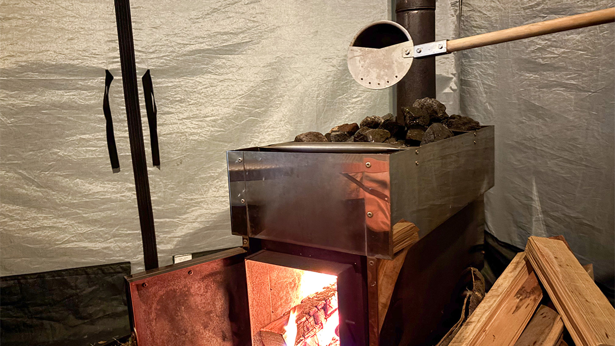 ・【サウナ／ロウリュ／室内】サウナストーンに水をかけて蒸気を立てるフィンランド式の入浴法