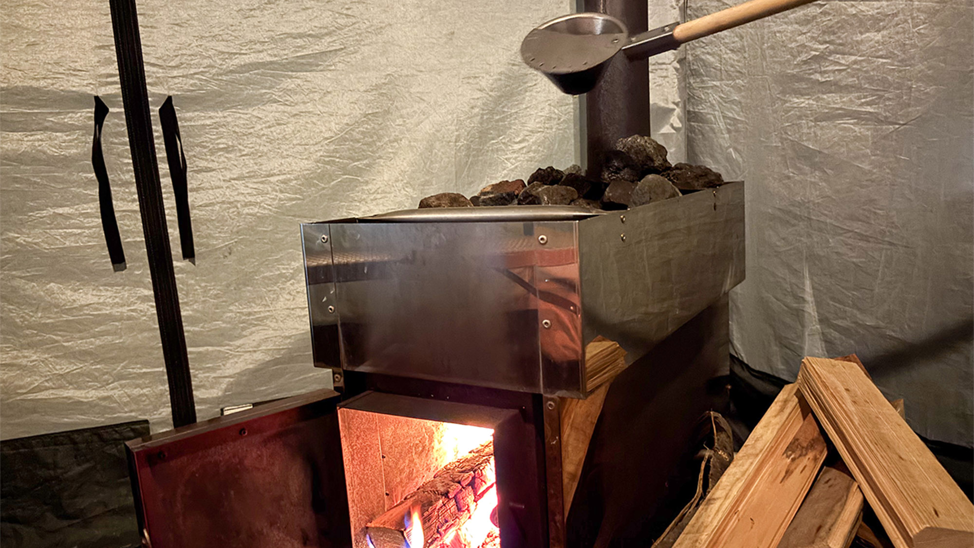 ・【サウナ／ロウリュ／室内】フィンランドのロウリュでサウナを体験