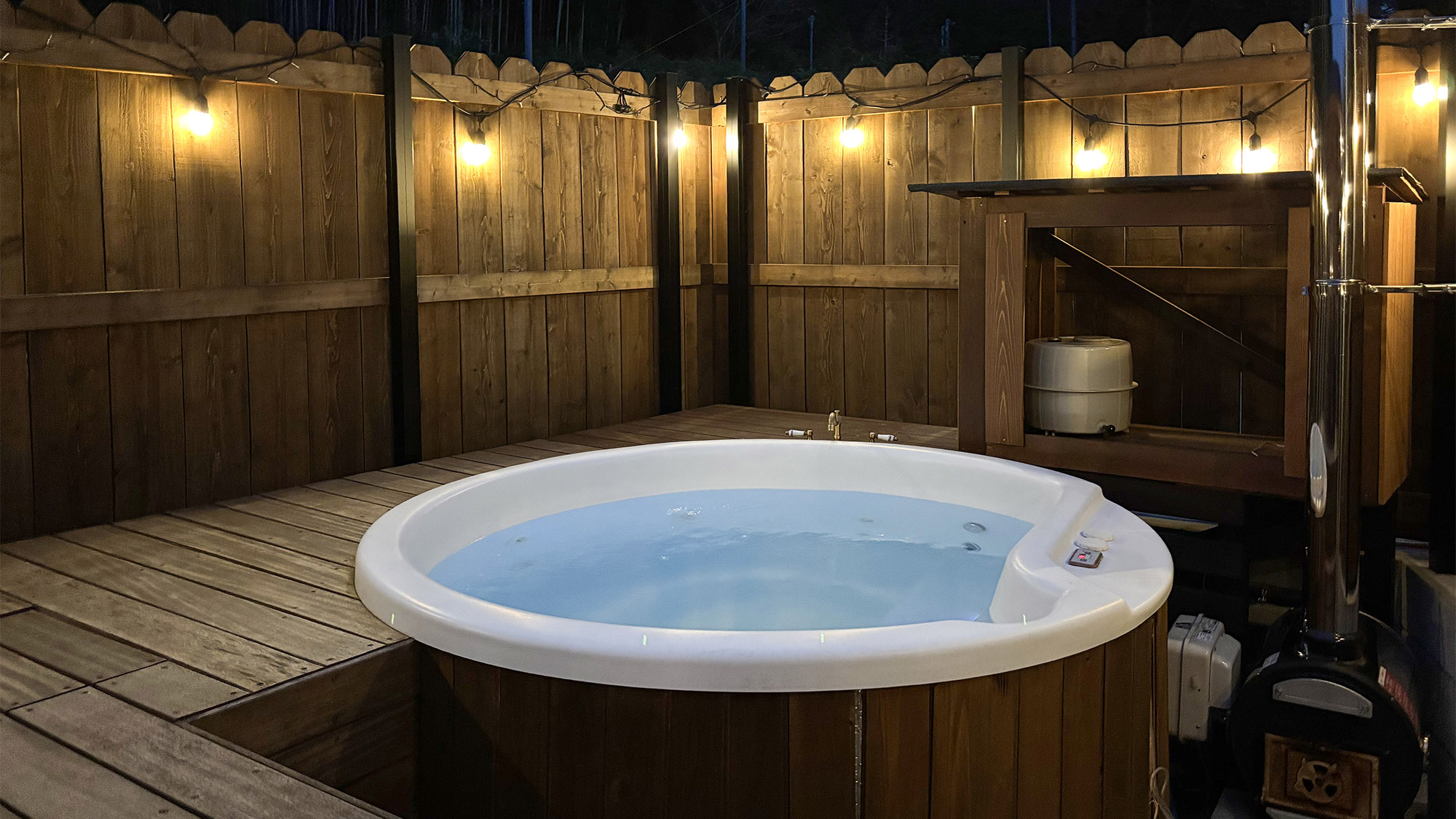 ・【露天ジェットバス】温かいお湯に浸かりながら日頃の疲れを洗い流しませんか？