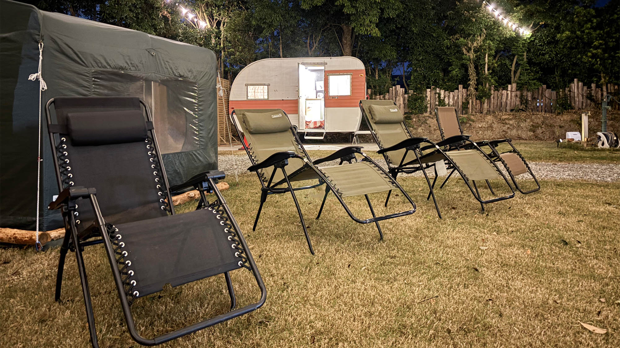 ・【外観】ライトアップされた空間で都会の喧騒を離れ心ゆくまでリラックス