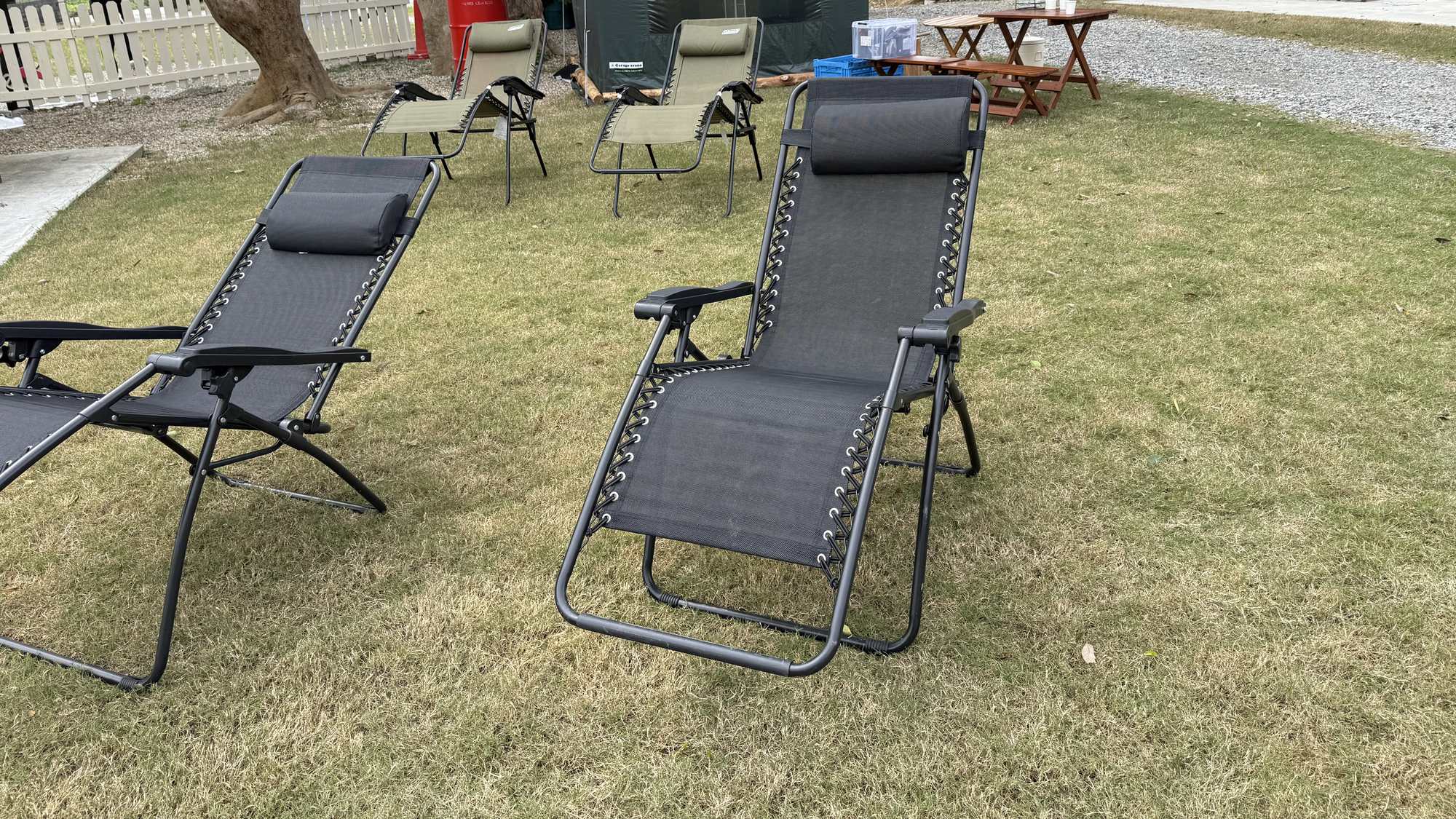 ・【サウナ／ロウリュ】体が温まったら椅子で休み、外気浴でクールダウン