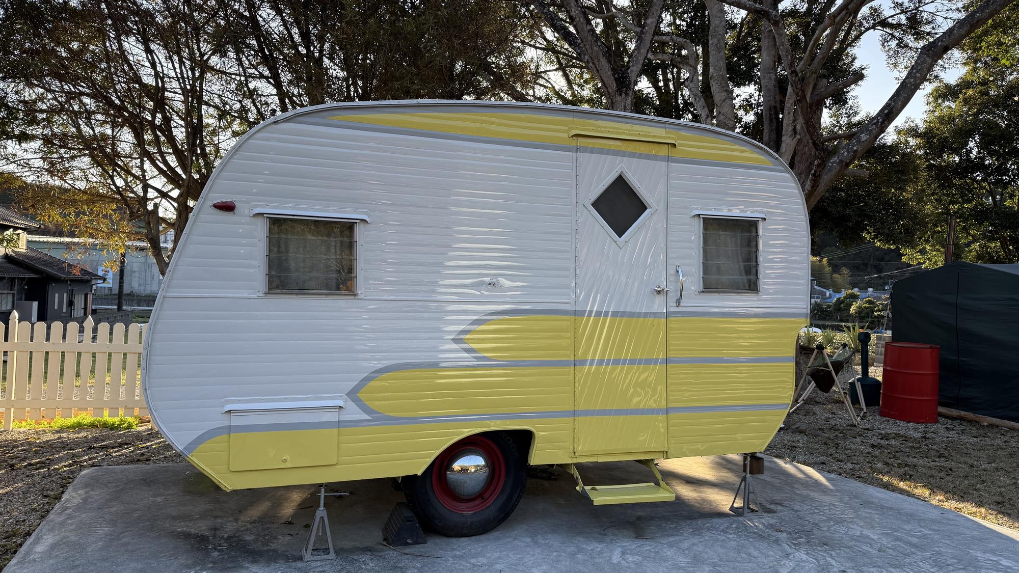 ・【客室】ビンテージトレーラーの直輸入やレストア&カスタムも手掛けるオーナーの施設です