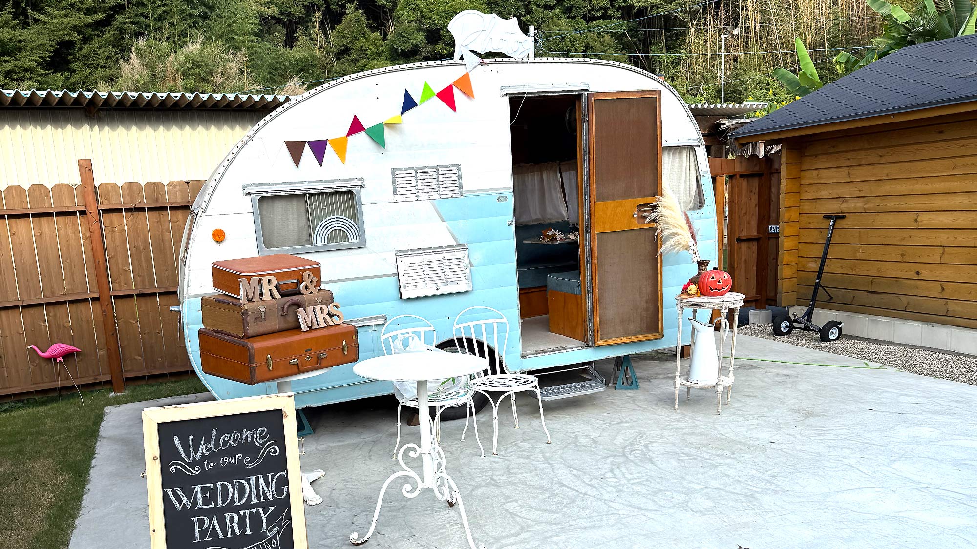 ・【ウェディング】トレーラー前で記念撮影。ディスプレイはお好みでカスタム可能です