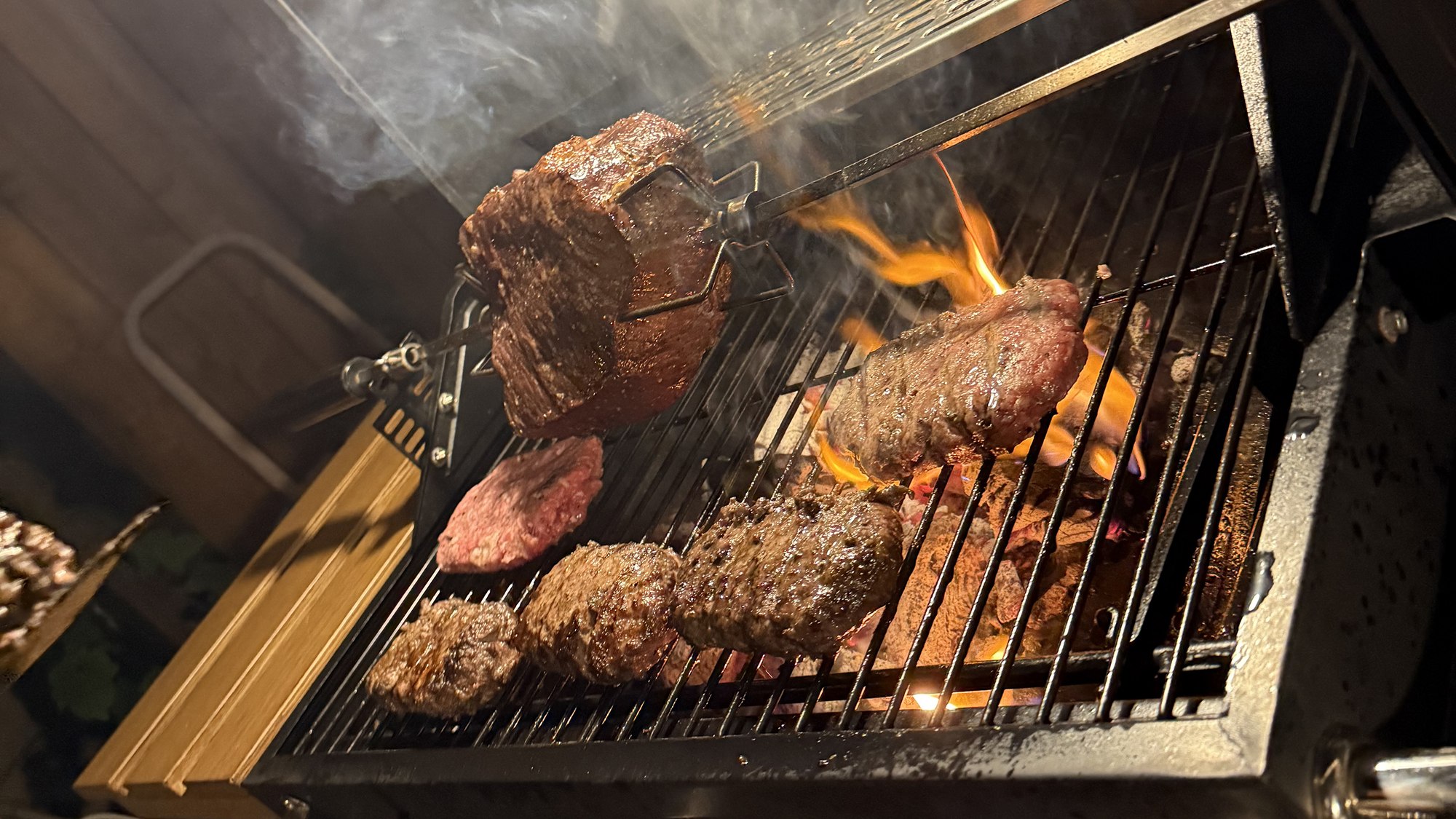 ・【BBQ】国産牛塊肉や当地で有名なハンバーグなどこだわりのBBQをご堪能ください