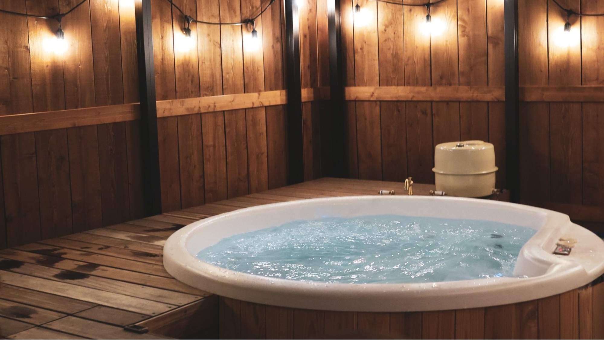 ・【露天ジェットバス】水着着用でご入浴ください。季節により薪割り体験も実施しています