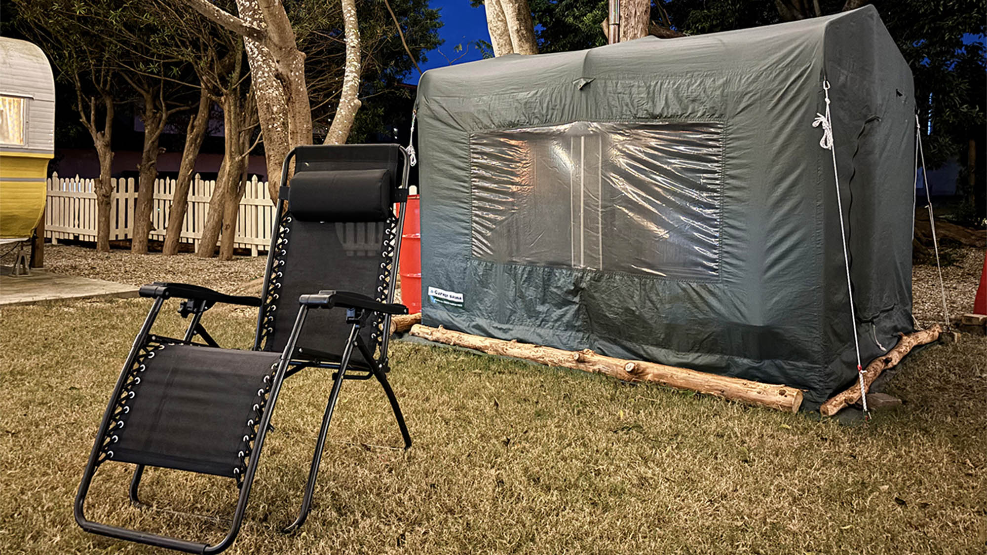 ・【サウナ／ロウリュ／外観】体が温まったら椅子に座ってクールダウン