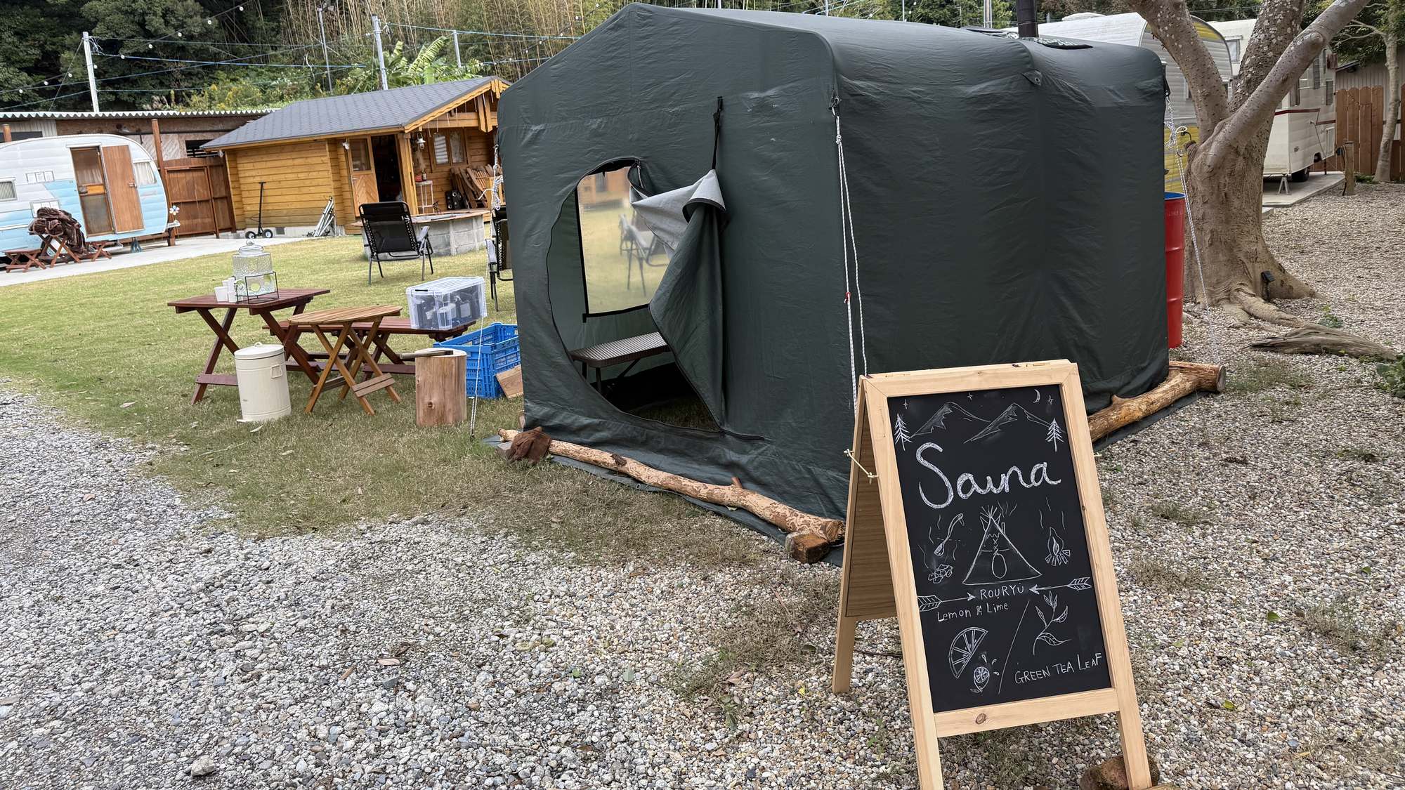 ・【サウナ／ロウリュ】テント外に目印の看板があるので、迷わず行けます