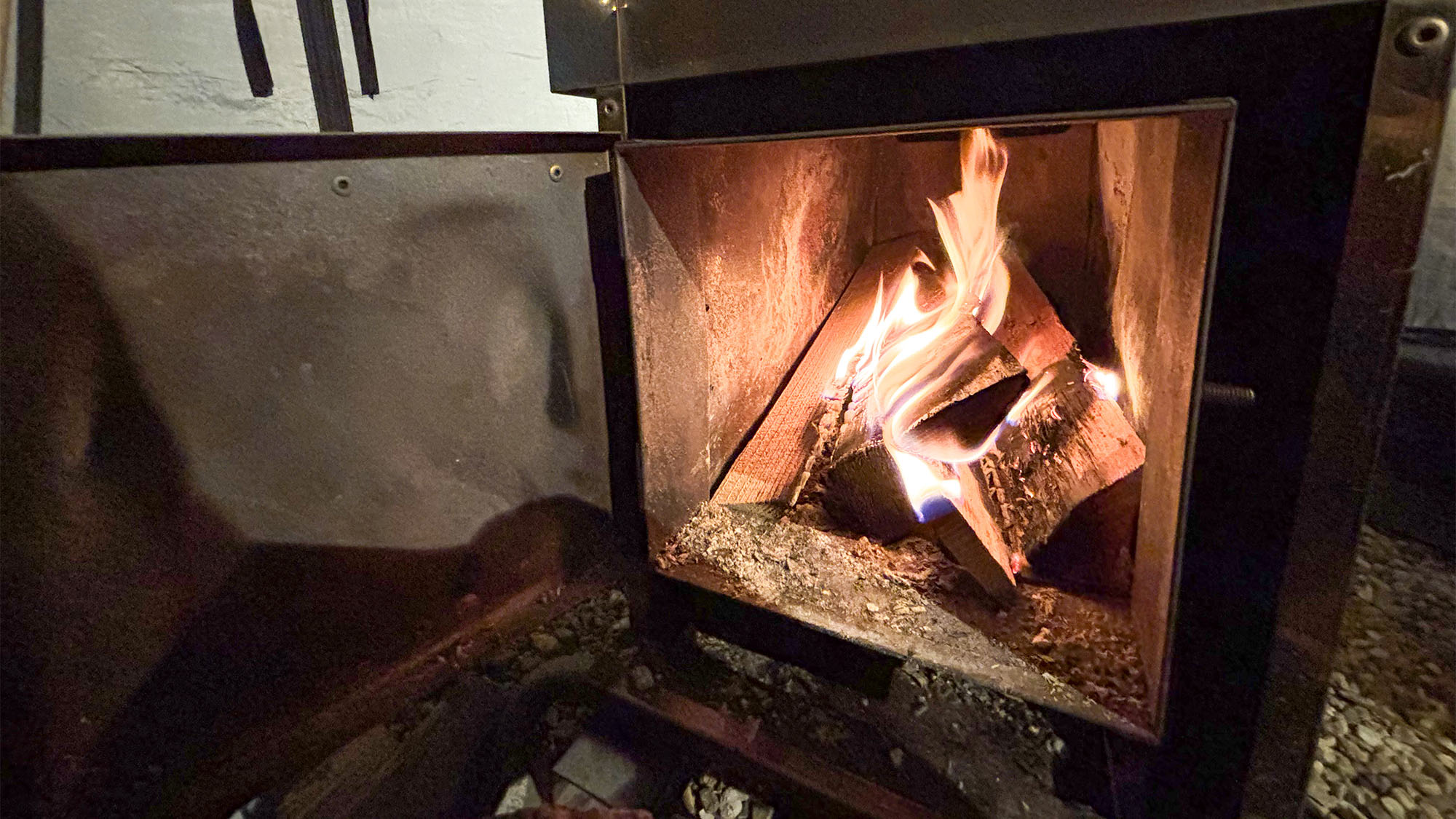 ・【サウナ／ロウリュ／室内】薪をくべて熱波に包まれる快感　炎の揺らめきにも心和みます