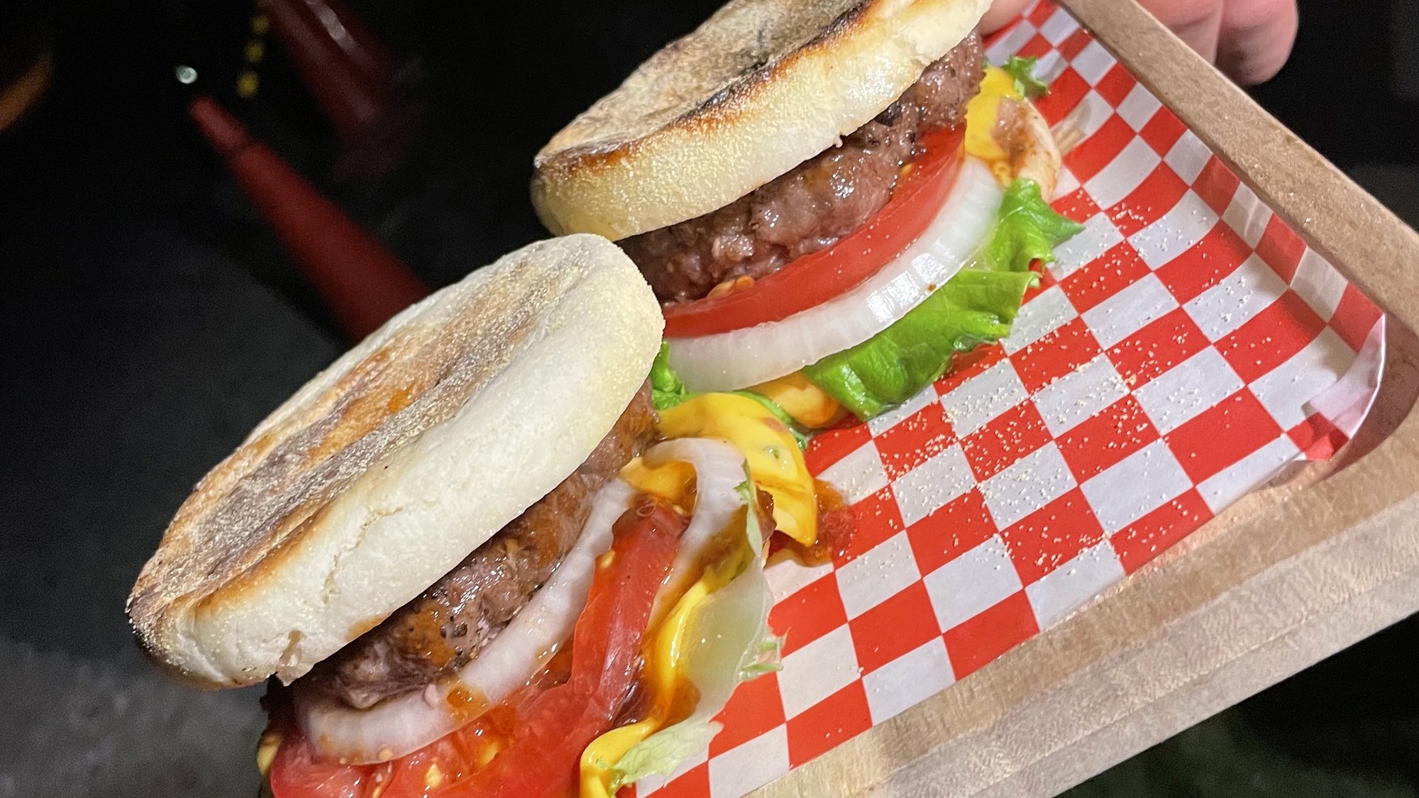 ・【食事一例】本場のような肉汁あふれるハンバーガーは絶品です