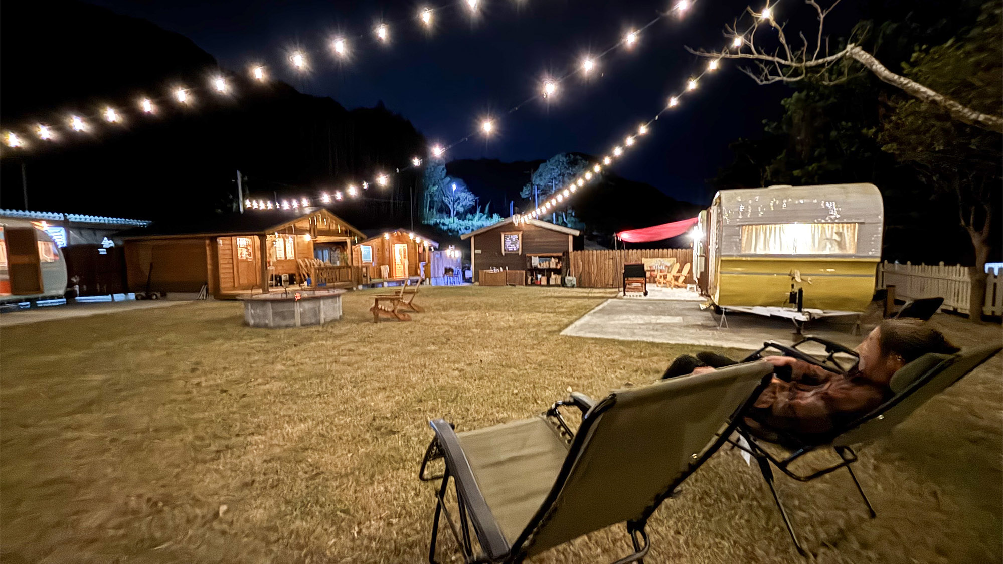 ・【外観】ライトアップできらめくグランピング　椅子に座ってゆったりした時間が最高の贅沢