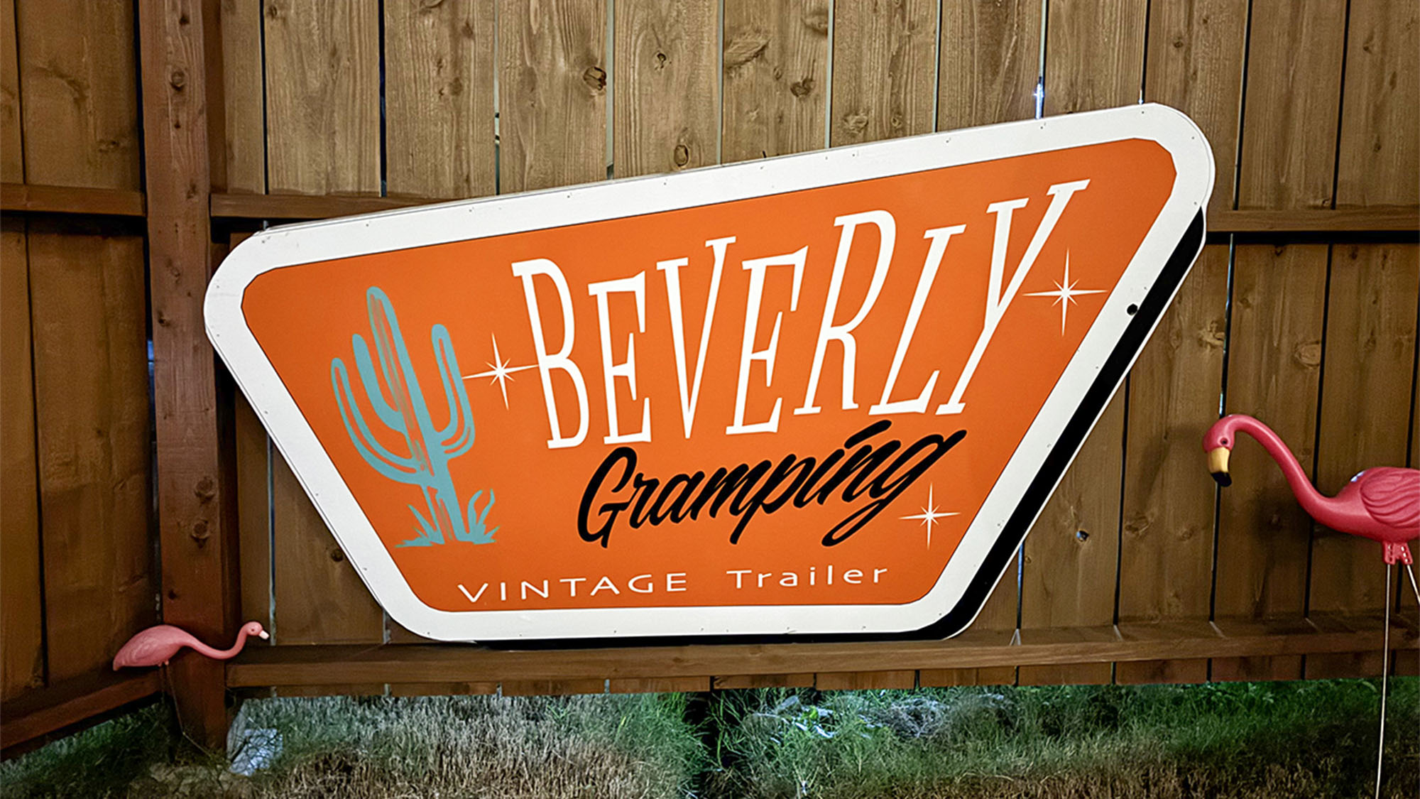 ・【BEVERLY Glamping（ビバリーグランピング）】ビンテージな雰囲気のおしゃれな看板です