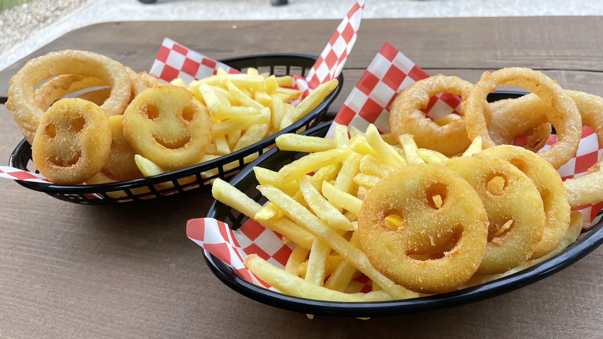 ・【食事一例】フライドオニオンやフライドポテトなどをご用意しております