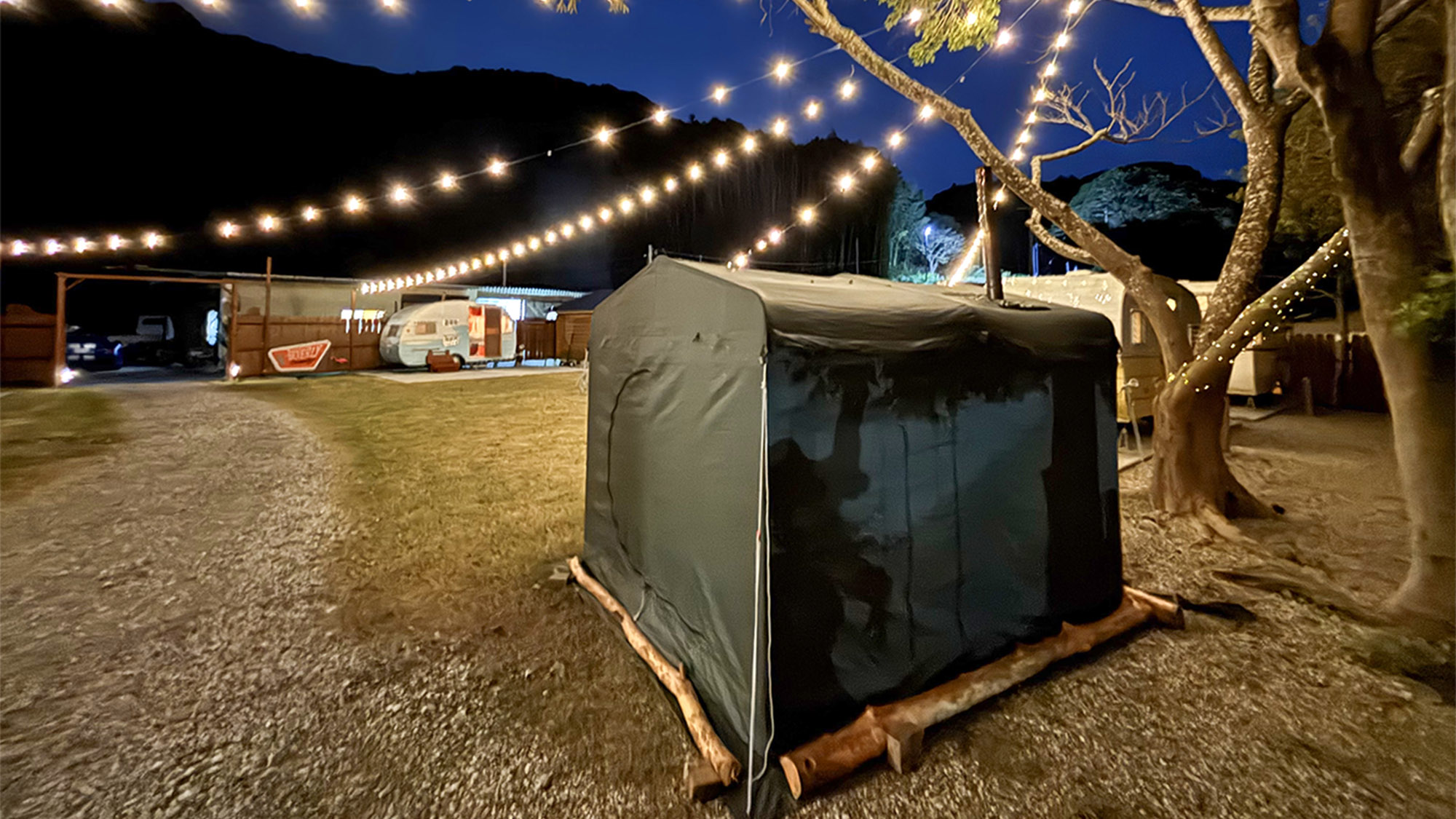 ・【サウナ／ロウリュ／外観】テントの中にストーブがあり自然のなかでもサウナを楽しめます