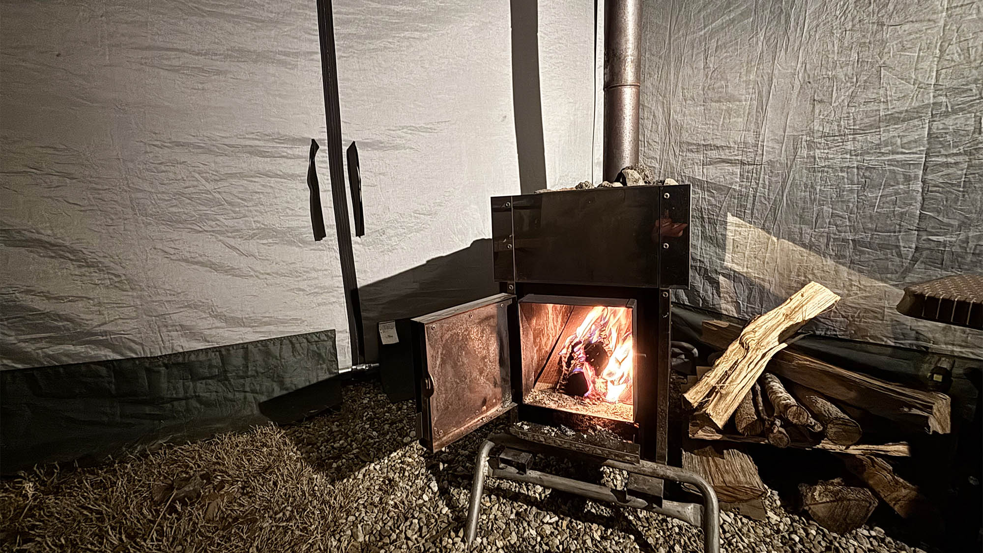 ・【サウナ／ロウリュ／室内】パチパチと薪がはぜる音と温かい炎　心ゆくまで温まってください