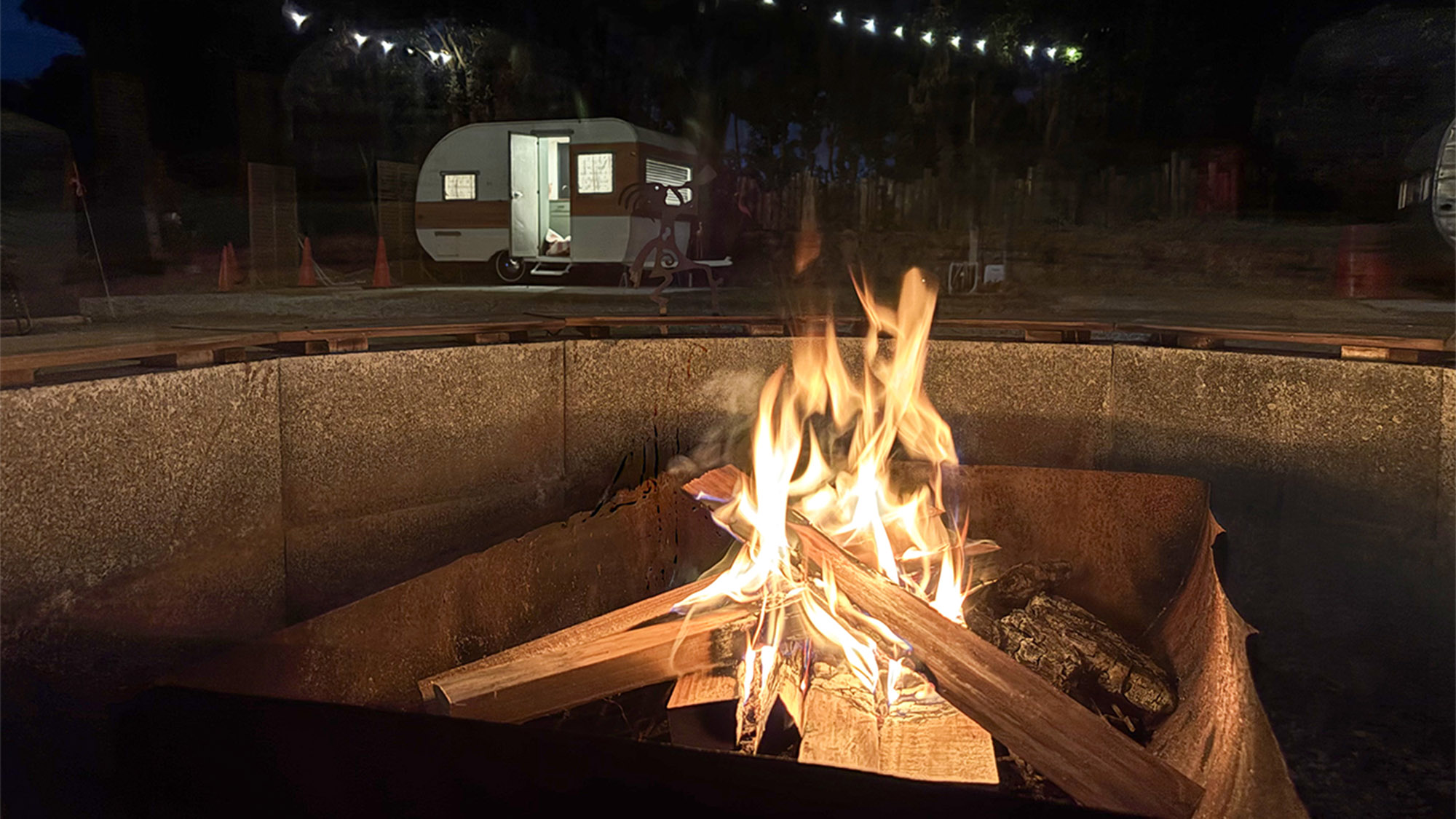 ・【焚火】焚き火の炎に心ゆくまで見とれる　気軽にアウトドアを満喫