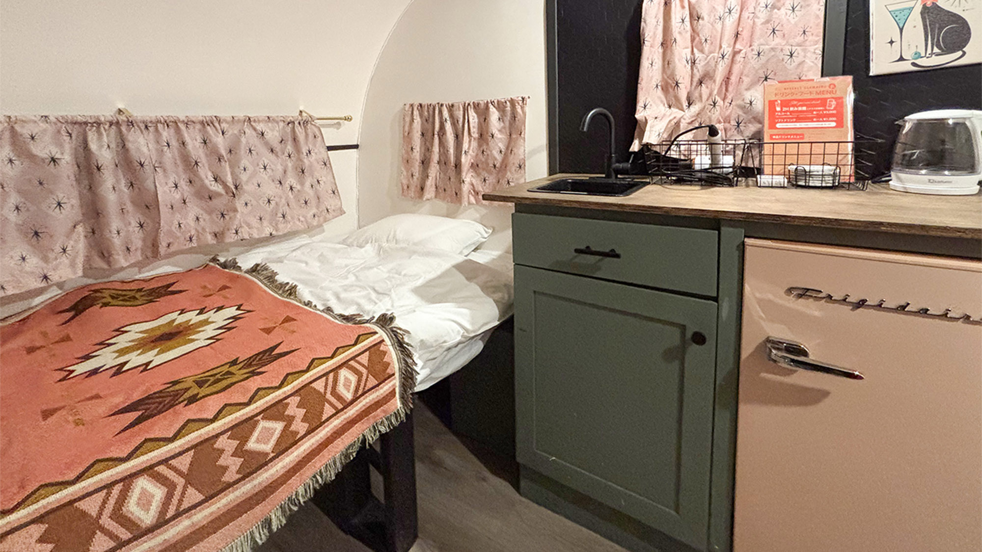 ・【室内】カラフルで可愛い！古き良きアメリカの息吹を感じるトレーラーライフの世界へようこそ