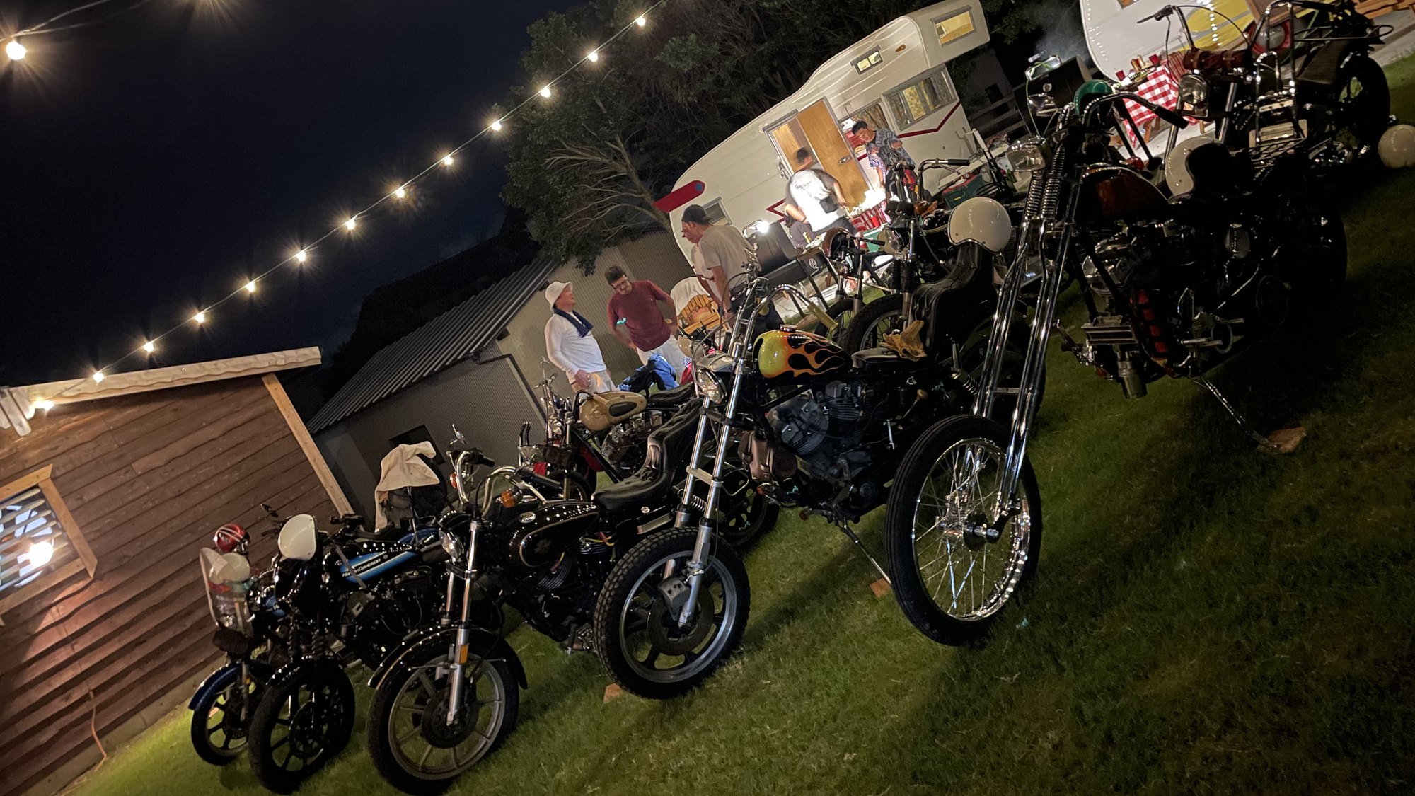 ・【バイク】仲間と走りを楽しんだあと、夜も楽しみは続きます