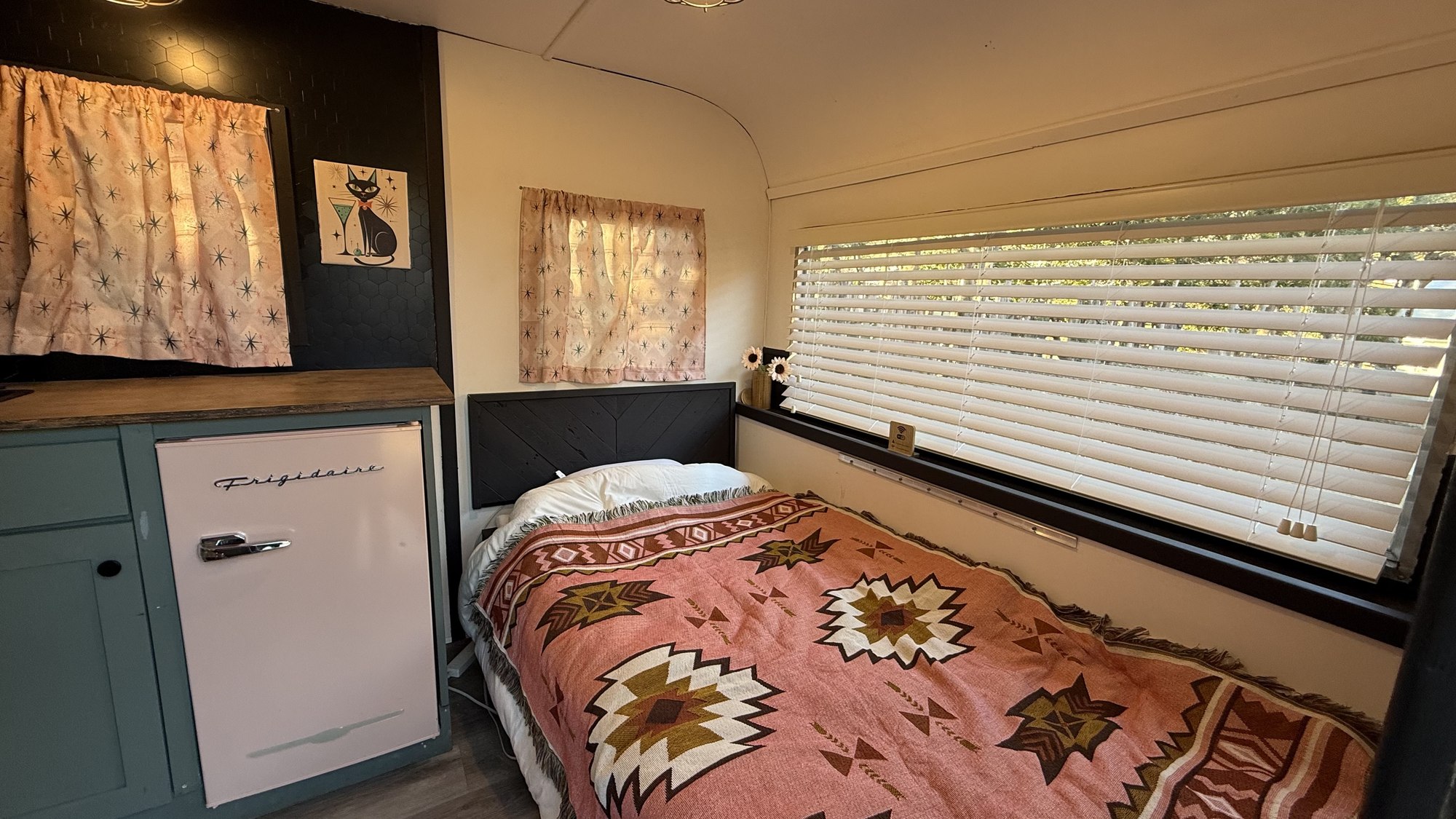 ・【客室】2名宿泊可能なトレーラーハウス・雨天や寒暖差にも強く快適です