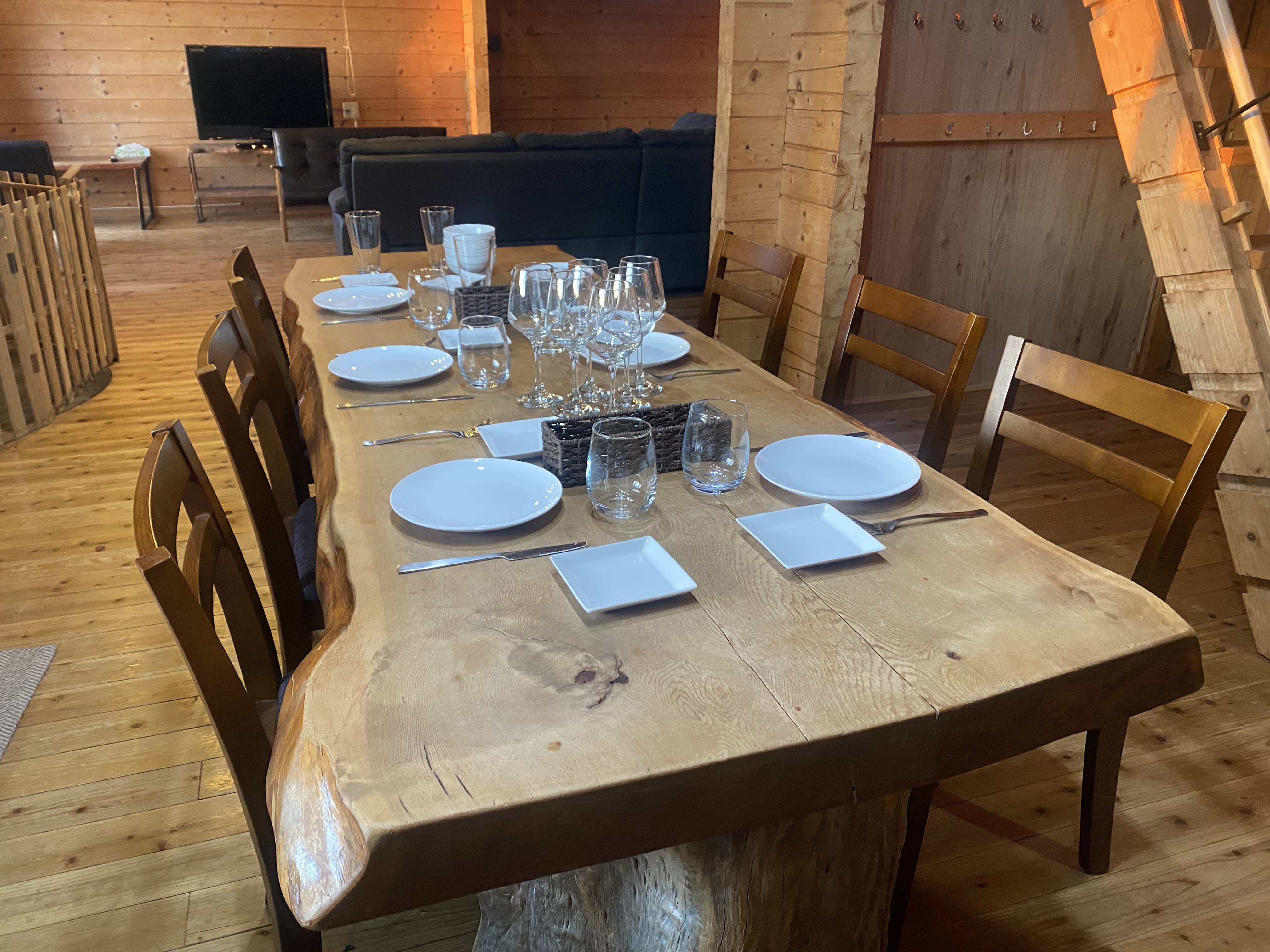 大きなダイニングテーブル 食器・グラスは一通り揃ってます