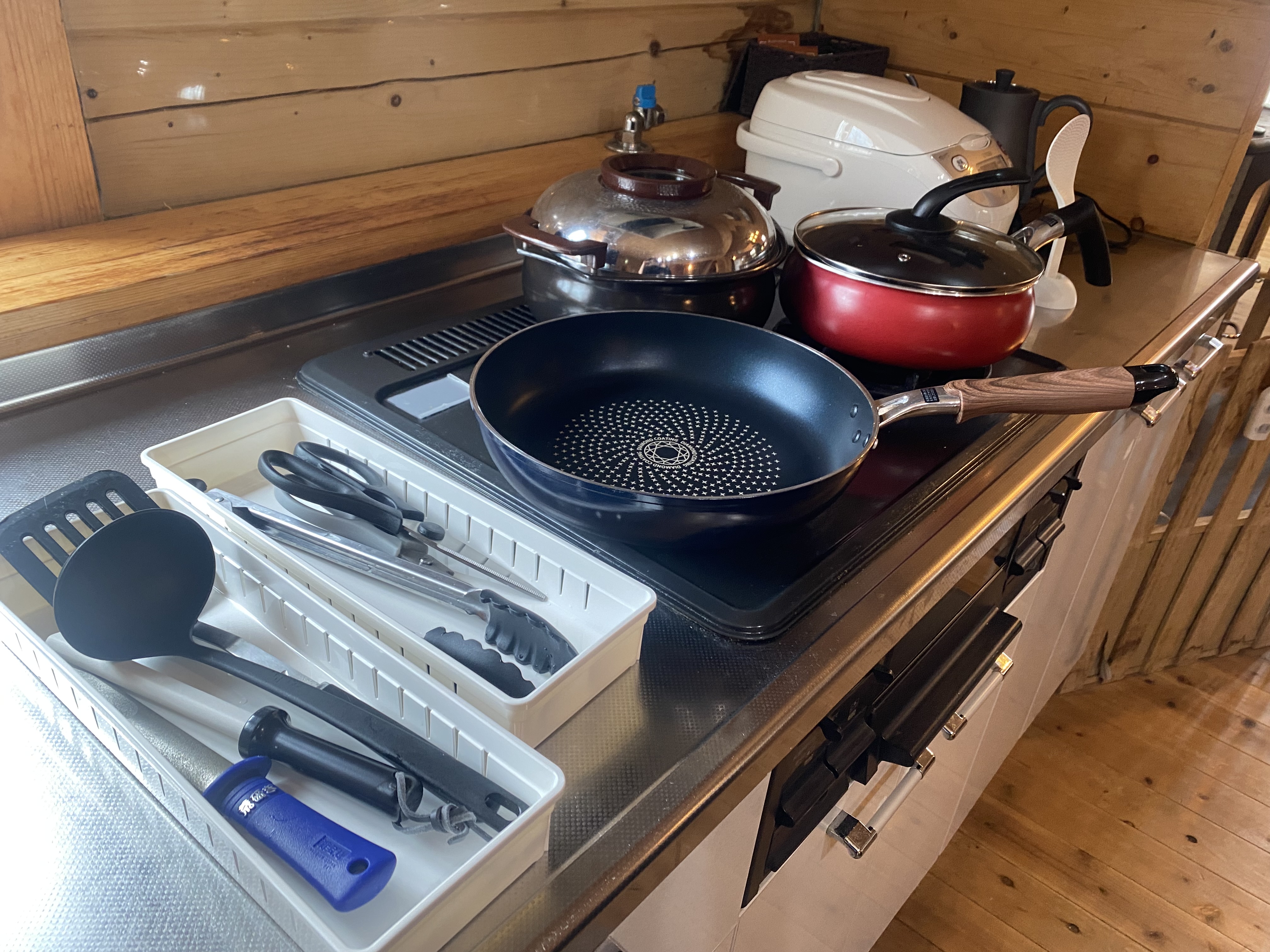 自炊できるキッチン用具は一通り揃ってます 包丁、フライパン、鍋、フライ返し、おたま、トングなど