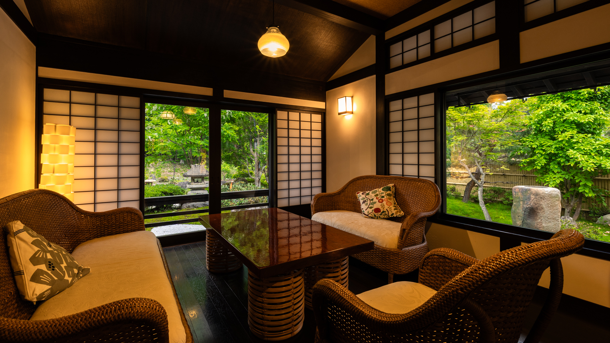 ラウンジの外には、京都の造園師が手掛ける枯山水のお庭を設えています。