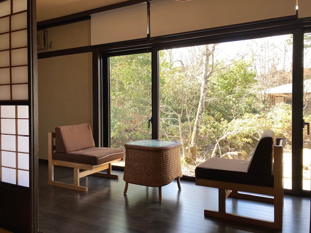 お部屋で庭園を眺めながらゆっくりとお過ごし下さい。