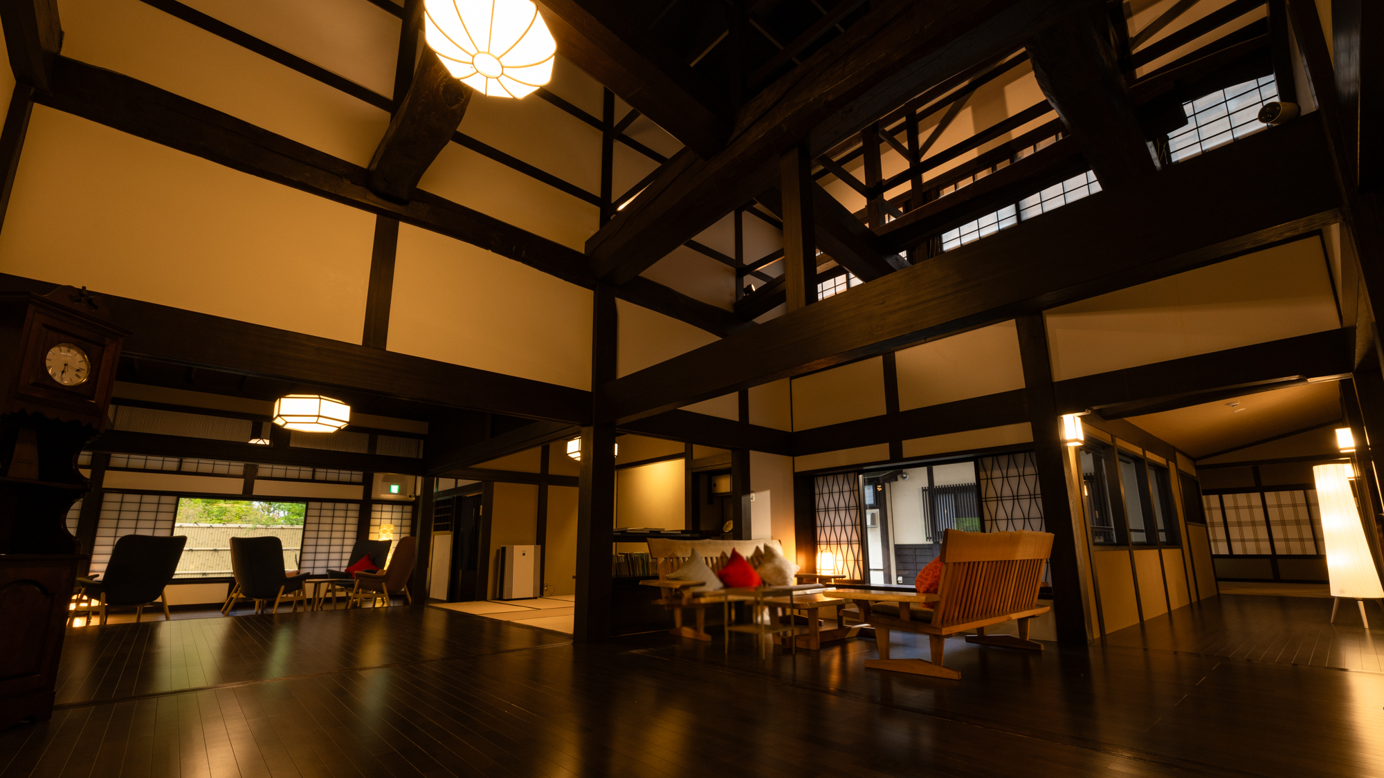 梁が重なり合う古民家平屋建て旅館です。