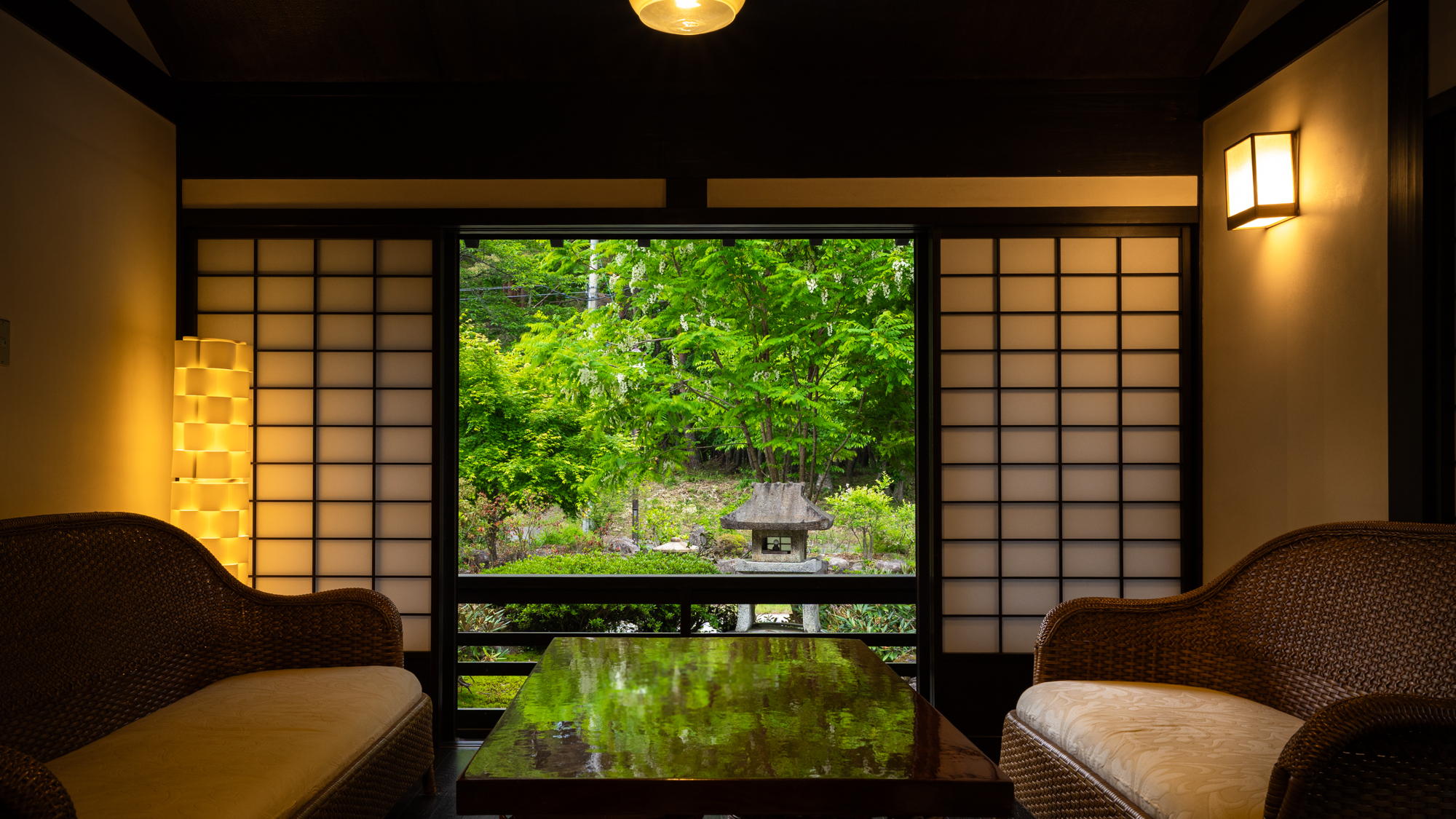 ラウンジから見える庭には、亀の石像がありお客様の万年の繁栄をお祈りしています。