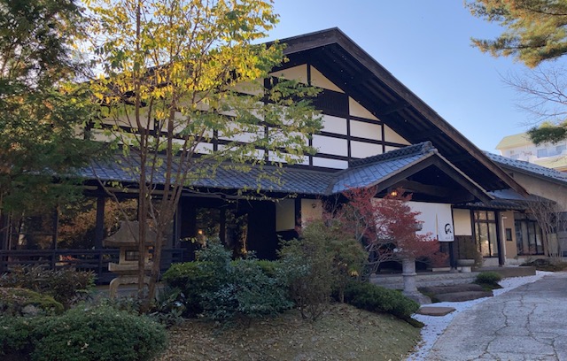 落ち着いた古民家の建物です。