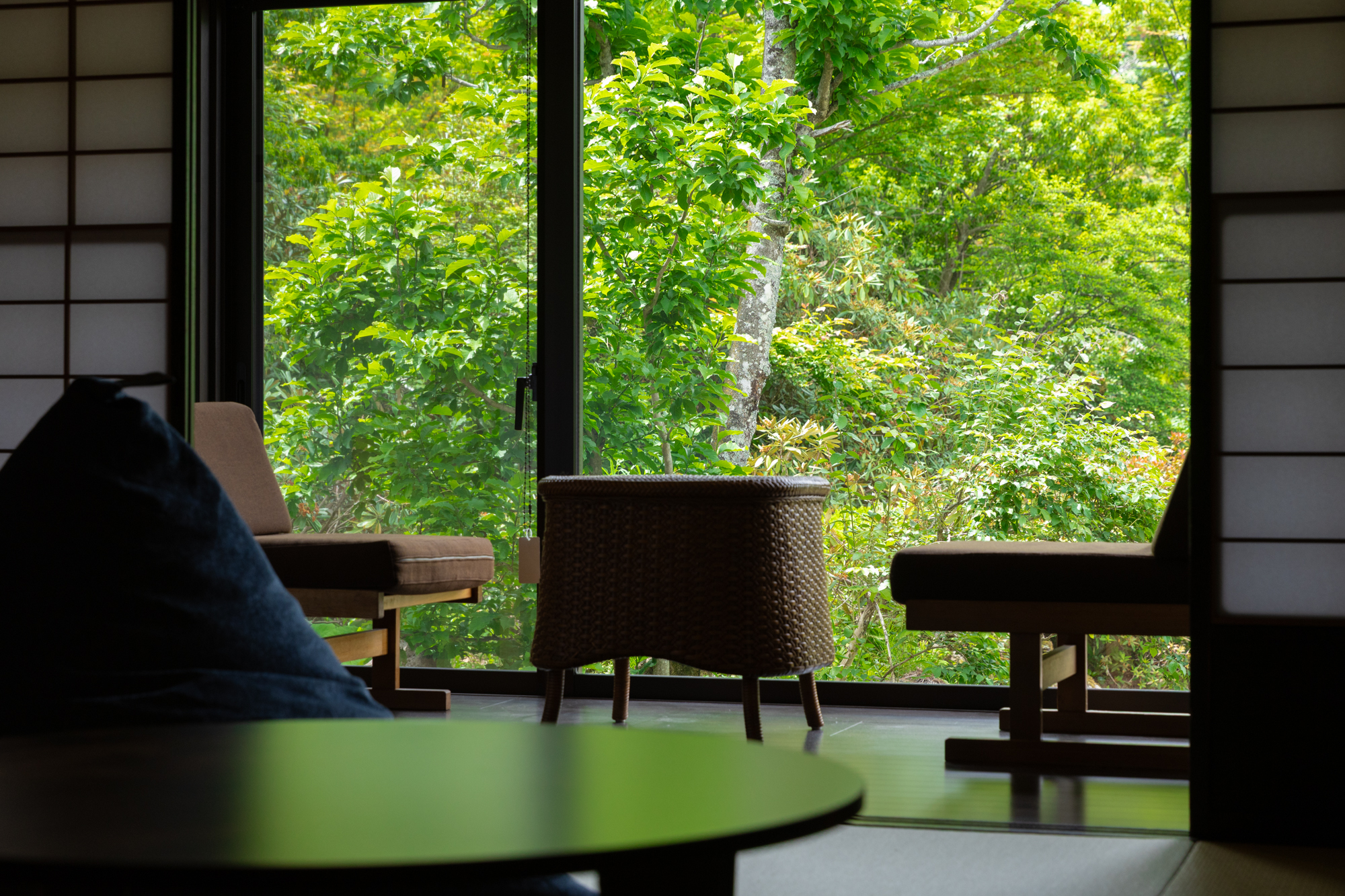 お部屋で庭を眺めながら静かなひと時を