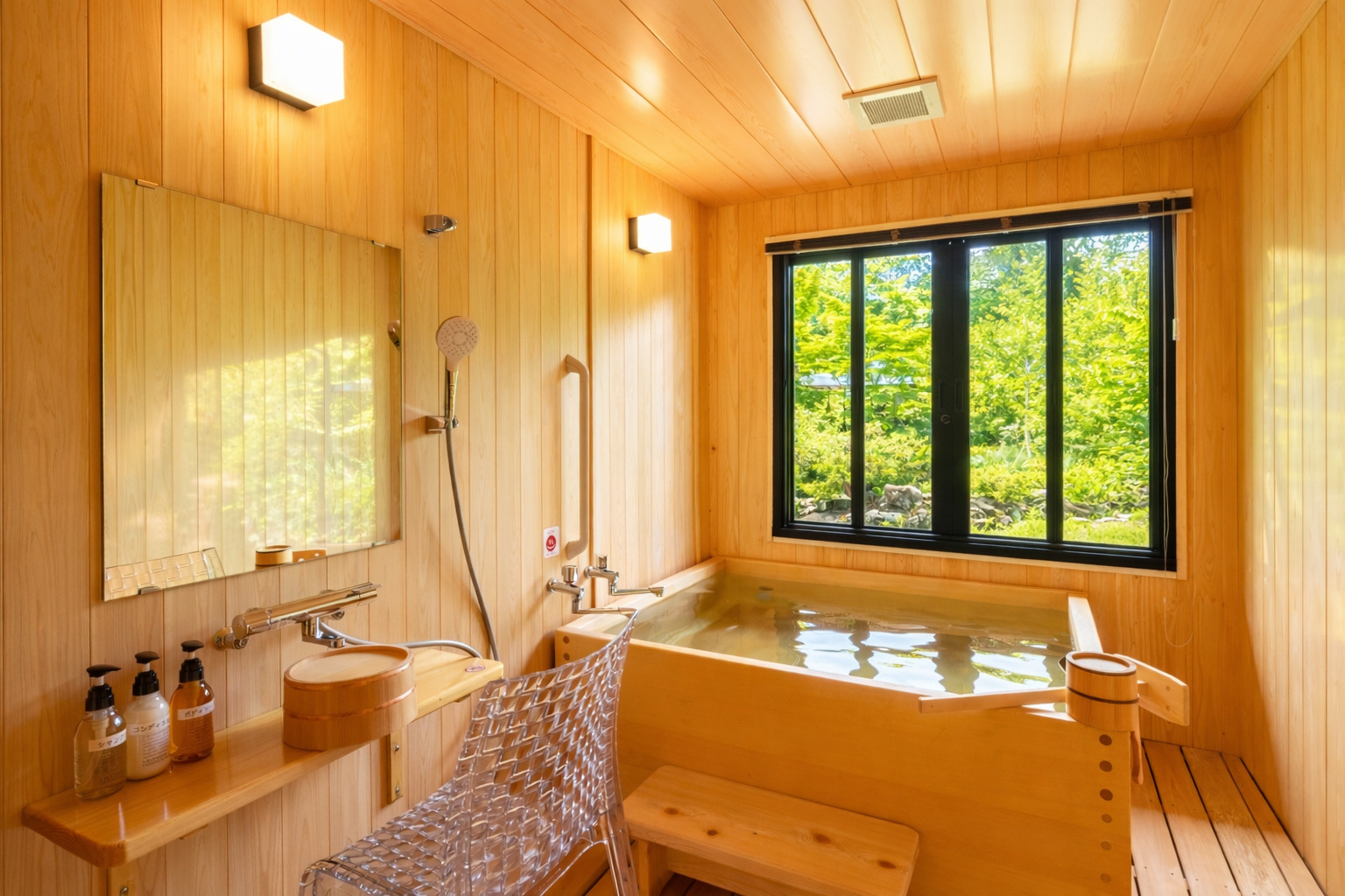 天然檜の客室温泉で時間を気にせず心も体も癒されるひと時をお過ごし下さい。