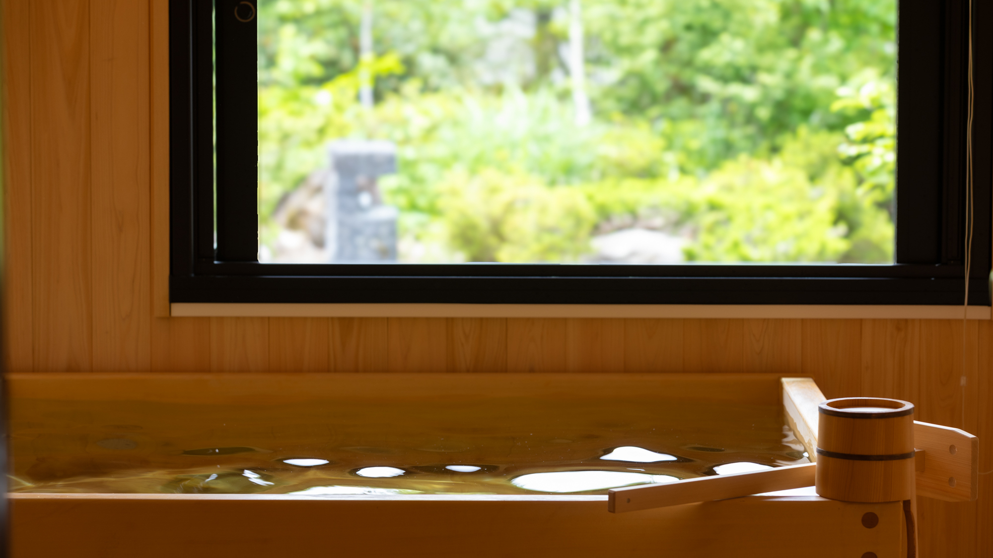 全部屋檜の天然温泉付き