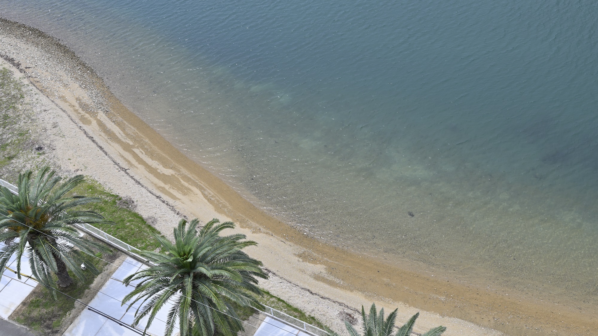 【眺望一例】当館目の前は湾になった浅瀬で穏やかな海が見られます。