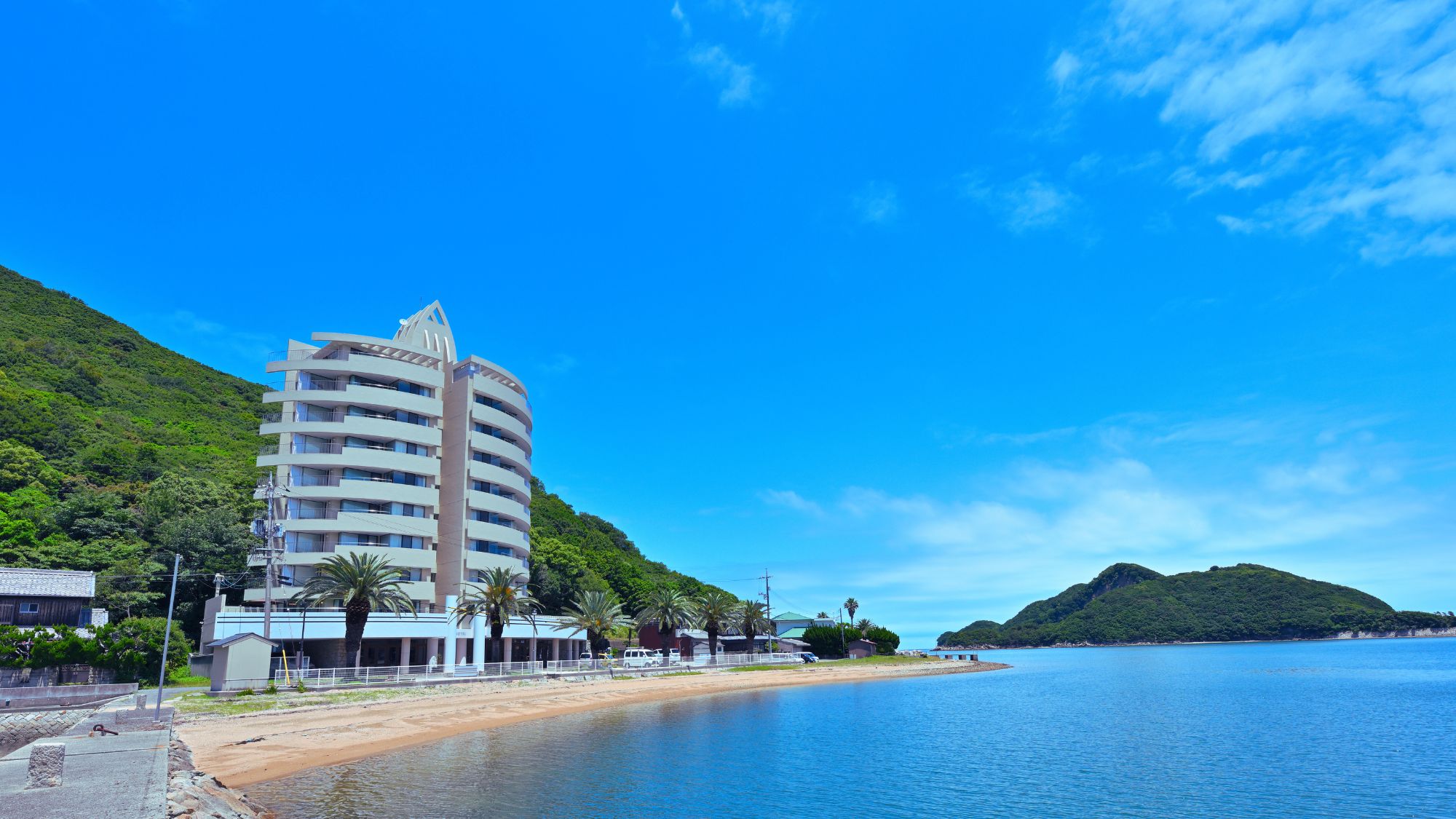 【外観】当館は小豆島の北東に位置し、閑静なエリアに佇むオーシャンビューリゾートホテルです。