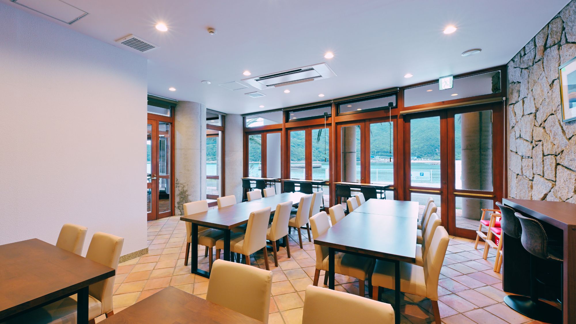 【レストラン】朝夕のお食事は、リゾート感が溢れる白い石壁のレストランでごゆっくりとお召し上がりくださ